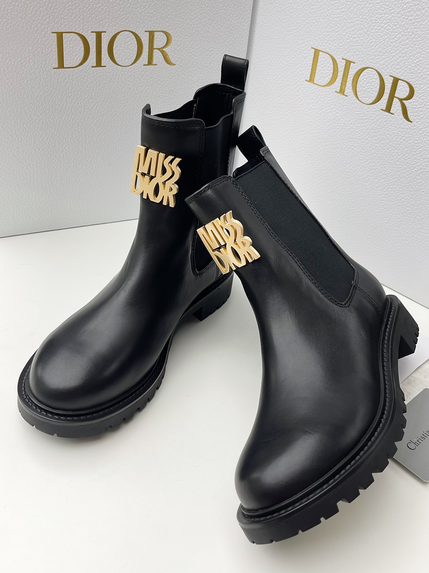 DR24 novas botas de senhora! Botas curtas Chelsea duradouras Design atmosférico simples com metal dourado MISSDIOR Super bonito feito de pele de vaca macia para criar um estilo de moda casual e elegante A sola do sapato está decorada com o símbolo da estrela da sorte Christian ⭐️! Cor: preto, branco Medidas: 35-40 (41 por medida não reembolsável) P960-Sacos altos