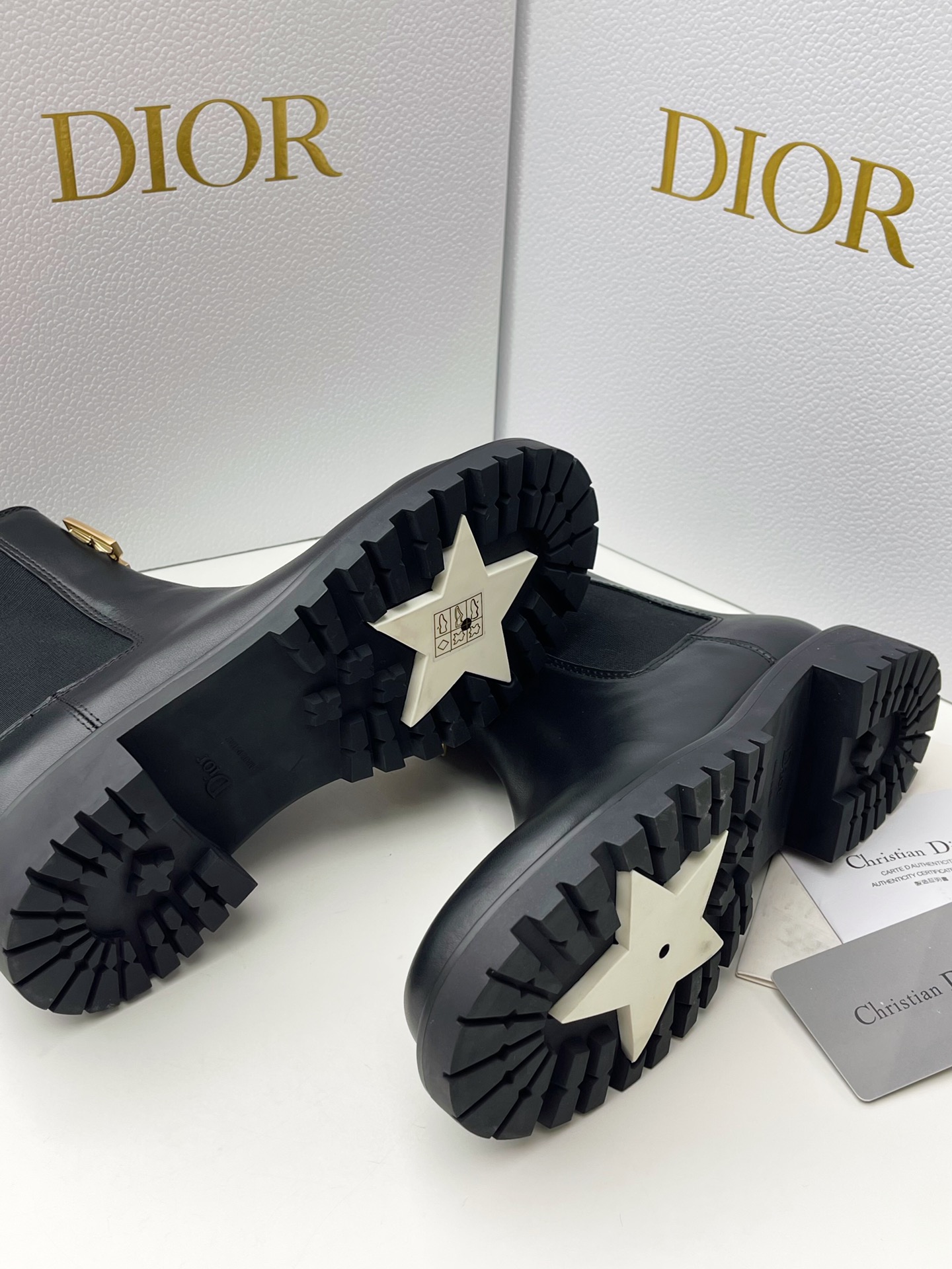 DR24 novas botas de senhora! Botas curtas Chelsea duradouras Design atmosférico simples com metal dourado MISSDIOR Super bonito feito de pele de vaca macia para criar um estilo de moda casual e elegante A sola do sapato está decorada com o símbolo da estrela da sorte Christian ⭐️! Cor: preto, branco Medidas: 35-40 (41 por medida não reembolsável) P960-Sacos altos