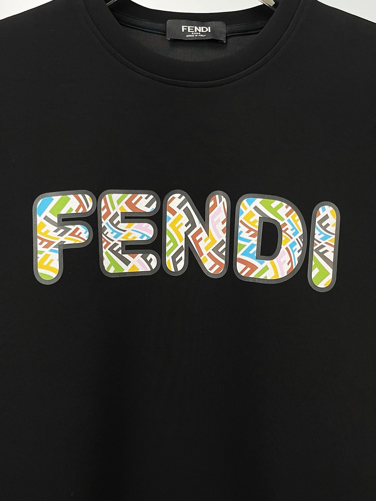 P480 FENDI Fendi Maximum 6XL wear 240 pounds 2024 fall and winter GW sync sweater t-shirt! Excellent on its own as a base layer for fall/winter! Continue the classic! Full quality order models! Chest heavy Craft logo design high-end custom air layer long-staple cotton fabric from the shape to the design of the era of the new wave of feeling regardless of the shape or design enough details! Neckline slightly fit neck good shape good fabric! High-density cotton material on the body comfortable skin warm and stylish! Yardage: M-6XL (178 140 pounds L maximum 240 pounds)