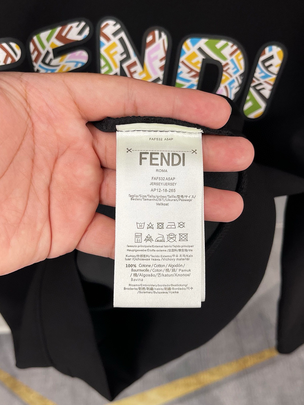 P480 FENDI フェンディ マックス 6XL 着用 240ポンド 2024秋冬GWシンクスウェットTシャツ！秋冬のベースレイヤーとして一枚で着れる優れもの！定番を継承！フルオーダーモデル！胸元の重厚なクラフトロゴデザインハイエンドカスタムエアーレイヤーロングステープルコットン生地は、形状からデザインに至るまで、細部まで十分なシェイプやデザインは、非常に時代の新しい波です！ネックラインはややフィットネック良い形良い生地！快適な肌暖かくスタイリッシュなボディに高密度綿素材！ヤード数：M-6XL（178 140ポンドL最大240ポンド）