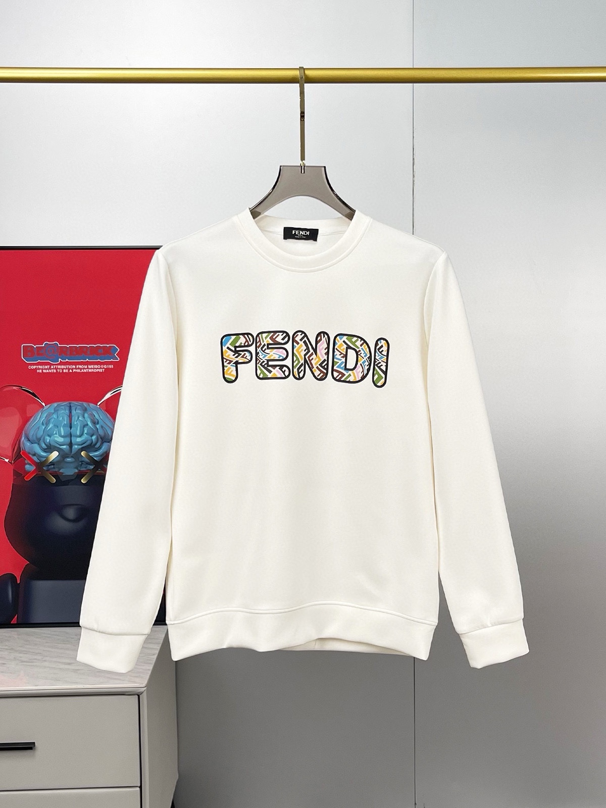 P480 FENDI フェンディ マックス 6XL 着用 240ポンド 2024秋冬GWシンクスウェットTシャツ！秋冬のベースレイヤーとして一枚で着れる優れもの！定番を継承！フルオーダーモデル！胸元の重厚なクラフトロゴデザインハイエンドカスタムエアーレイヤーロングステープルコットン生地は、形状からデザインに至るまで、細部まで十分なシェイプやデザインは、非常に時代の新しい波です！ネックラインはややフィットネック良い形良い生地！快適な肌暖かくスタイリッシュなボディに高密度綿素材！ヤード数：M-6XL（178 140ポンドL最大240ポンド）