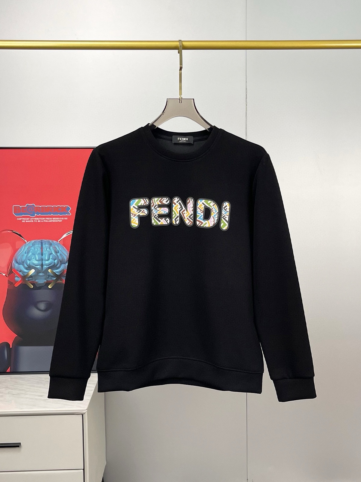 ¡P480 FENDI Fendi max 6XL desgaste 240 libras 2024 otoño e invierno GW sync suéter camiseta! ¡Excelente para llevar solo como una capa de base en otoño e invierno! ¡Continuar el clásico! ¡Modelos de orden de calidad completa! ¡Pecho pesado Craft diseño del logotipo de gama alta de la capa de aire personalizado de tela de algodón de grapa larga de la forma al diseño es en gran medida la nueva ola de los tiempos si la forma o el diseño suficientes detalles! ¡Escote ligeramente en forma de cuello buena forma buena tela! ¡Material de algodón de alta densidad en el cuerpo cómodo de la piel caliente y con estilo! Yardage: M-6XL (178 140 libras L máximo 240 libras)