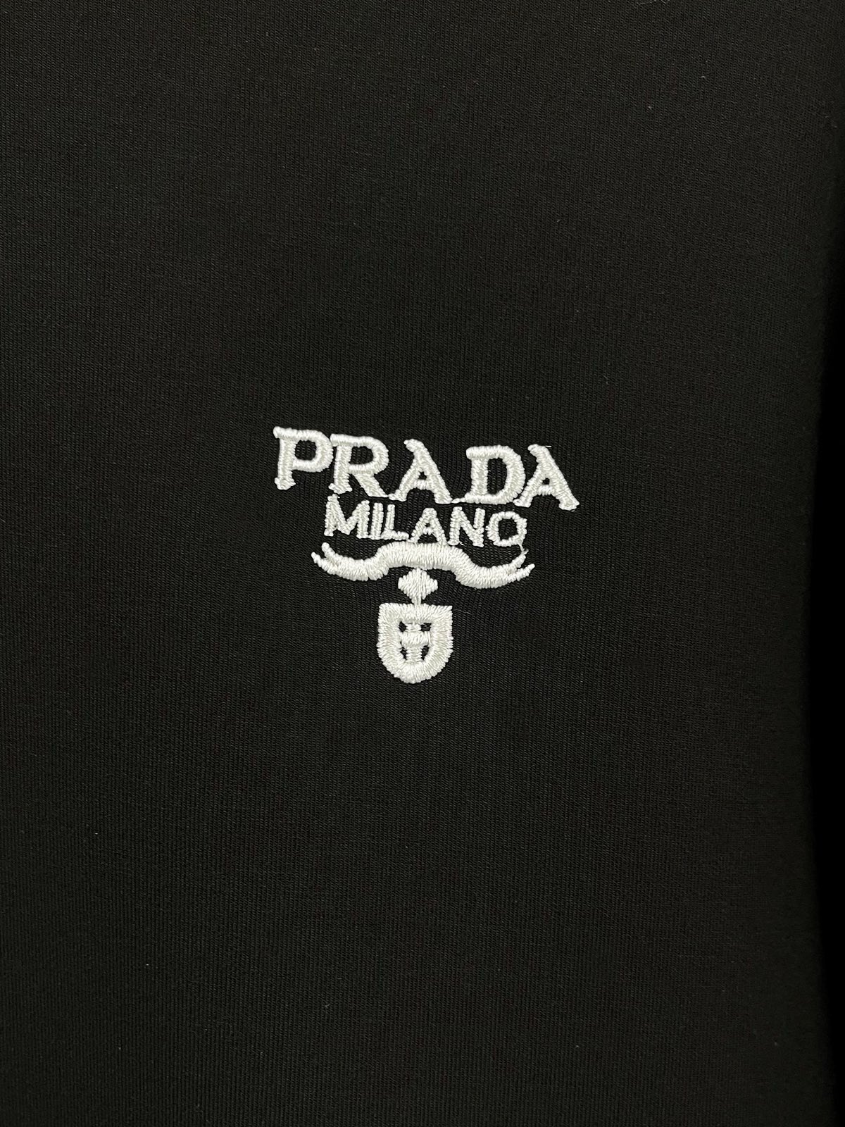 P480 Prada Prada Maximum 6XL wear 240 pounds 2024 Fall/Winter GW Sync Sweatshirt T-shirt! Excellent on its own as a base layer for fall/winter! Continuing the classic! Full quality order model! Chest heavy Crafted logo design high-end custom air layer long-staple cotton fabric from the shape to the design is very much the new wave of the times regardless of the shape or design enough details! Neckline slightly fit neck good shape good fabric! High-density cotton material on the body comfortable skin warm and stylish! Yardage: M-6XL (178 140 pounds L maximum 240 pounds)