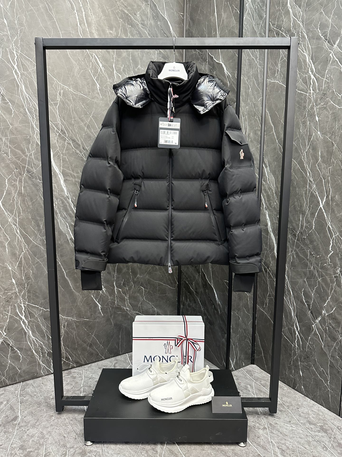 P1520 Premium Down ⬆️Moncler Chaqueta corta de plumón de alta gama Montgetech para hombre. Artículo de gama alta en el mostrador de más de 2.000 dólares. El tejido es realmente bueno. Una prenda imprescindible para el cliente de gama alta.Chaqueta de plumón Montgetech para hombreEstilo casual con lo mejor de la colección Moncler Grenoble.Cómoda y llamativa, la chaqueta de plumón corta Montgetech para hombre aporta elegancia y estilo al look. Confeccionada en funcional tejido de nailon elástico de doble capa con membrana adherida, duradera y ventilada. El funcional cierre de cremallera, los bolsillos para el forfait y las polainas elásticas de punto plano en las muñecas se adaptan a una gran variedad de deportes de montaña y proporcionan un ajuste cómodo en condiciones meteorológicas adversas. DETALLES-Fabricada en tejido de nailon elástico de dos capas y cuatro direcciones-Forro de nailon-Relleno de plumón-Bloque chevron unido-Capucha desmontable con cierre a presión y cordón ajustable-Cuello interior a prueba de viento. -Tejido con impresión por transferencia numerada -Cierre con cremallera funcional YKK® AquaGuard® -Bolsillo para forfait con cierre a presión -Cremallera funcional YKK® Aquaguard® Bolsillo exterior -Interior Bolsillo para dispositivos electrónicos-Forro interior de protección contra la nieve-Polainas de punto elástico-Polsillo para forfait-Puños con tiradores y detalles tricolores-Dobladillo con cordón elásticoTalla : 1-5. Azul marino oscuro/almendra/negro-Fábrica de alta fidelidad