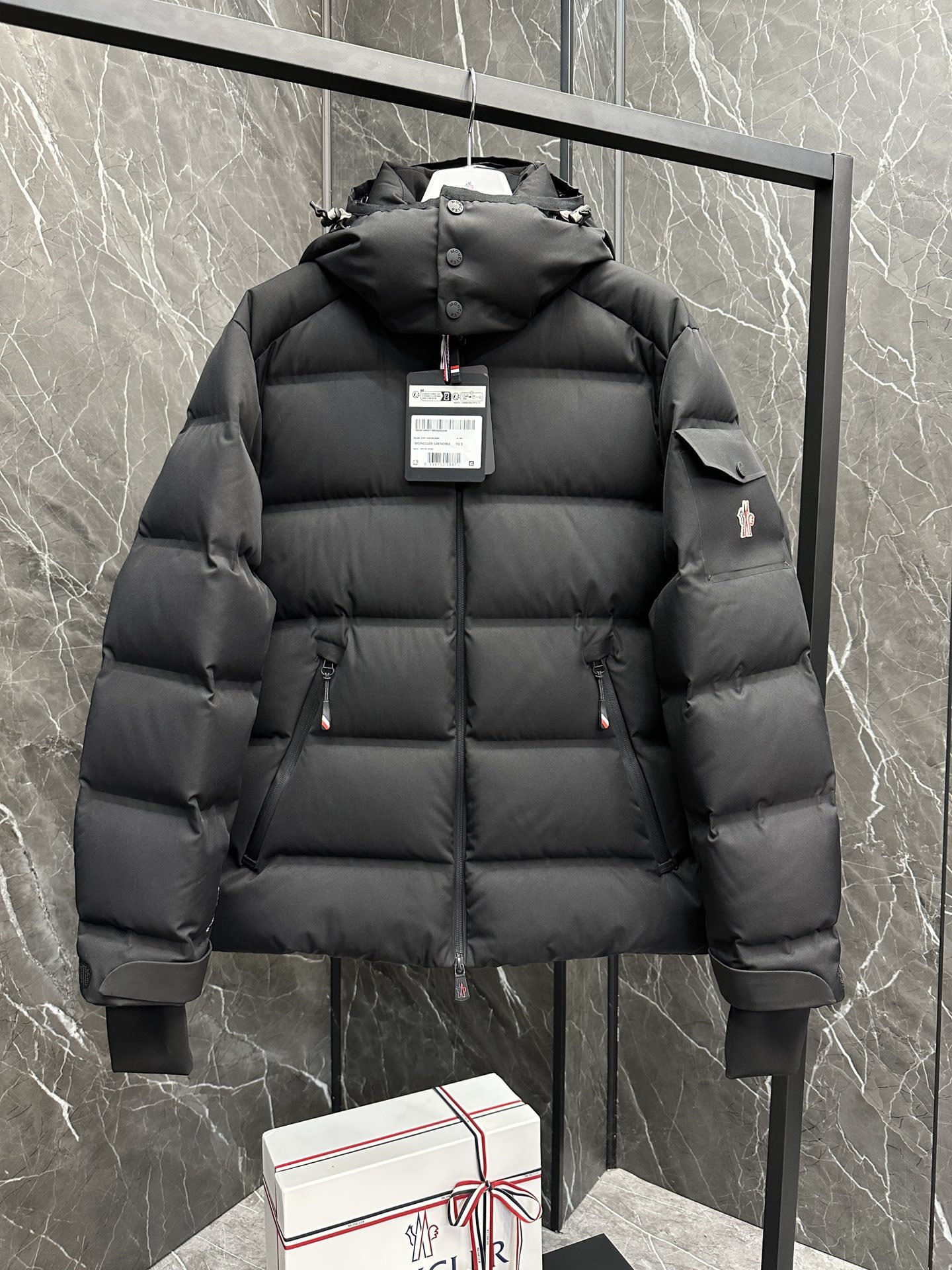 P1520 Premium Down ⬆️Moncler Chaqueta corta de plumón de alta gama Montgetech para hombre. Artículo de gama alta en el mostrador de más de 2.000 dólares. El tejido es realmente bueno. Una prenda imprescindible para el cliente de gama alta.Chaqueta de plumón Montgetech para hombreEstilo casual con lo mejor de la colección Moncler Grenoble.Cómoda y llamativa, la chaqueta de plumón corta Montgetech para hombre aporta elegancia y estilo al look. Confeccionada en funcional tejido de nailon elástico de doble capa con membrana adherida, duradera y ventilada. El funcional cierre de cremallera, los bolsillos para el forfait y las polainas elásticas de punto plano en las muñecas se adaptan a una gran variedad de deportes de montaña y proporcionan un ajuste cómodo en condiciones meteorológicas adversas. DETALLES-Fabricada en tejido de nailon elástico de dos capas y cuatro direcciones-Forro de nailon-Relleno de plumón-Bloque chevron unido-Capucha desmontable con cierre a presión y cordón ajustable-Cuello interior a prueba de viento. -Tejido con impresión por transferencia numerada -Cierre con cremallera funcional YKK® AquaGuard® -Bolsillo para forfait con cierre a presión -Cremallera funcional YKK® Aquaguard® Bolsillo exterior -Interior Bolsillo para dispositivos electrónicos-Forro interior de protección contra la nieve-Polainas de punto elástico-Polsillo para forfait-Puños con tiradores y detalles tricolores-Dobladillo con cordón elásticoTalla : 1-5. Azul marino oscuro/almendra/negro-Fábrica de alta fidelidad