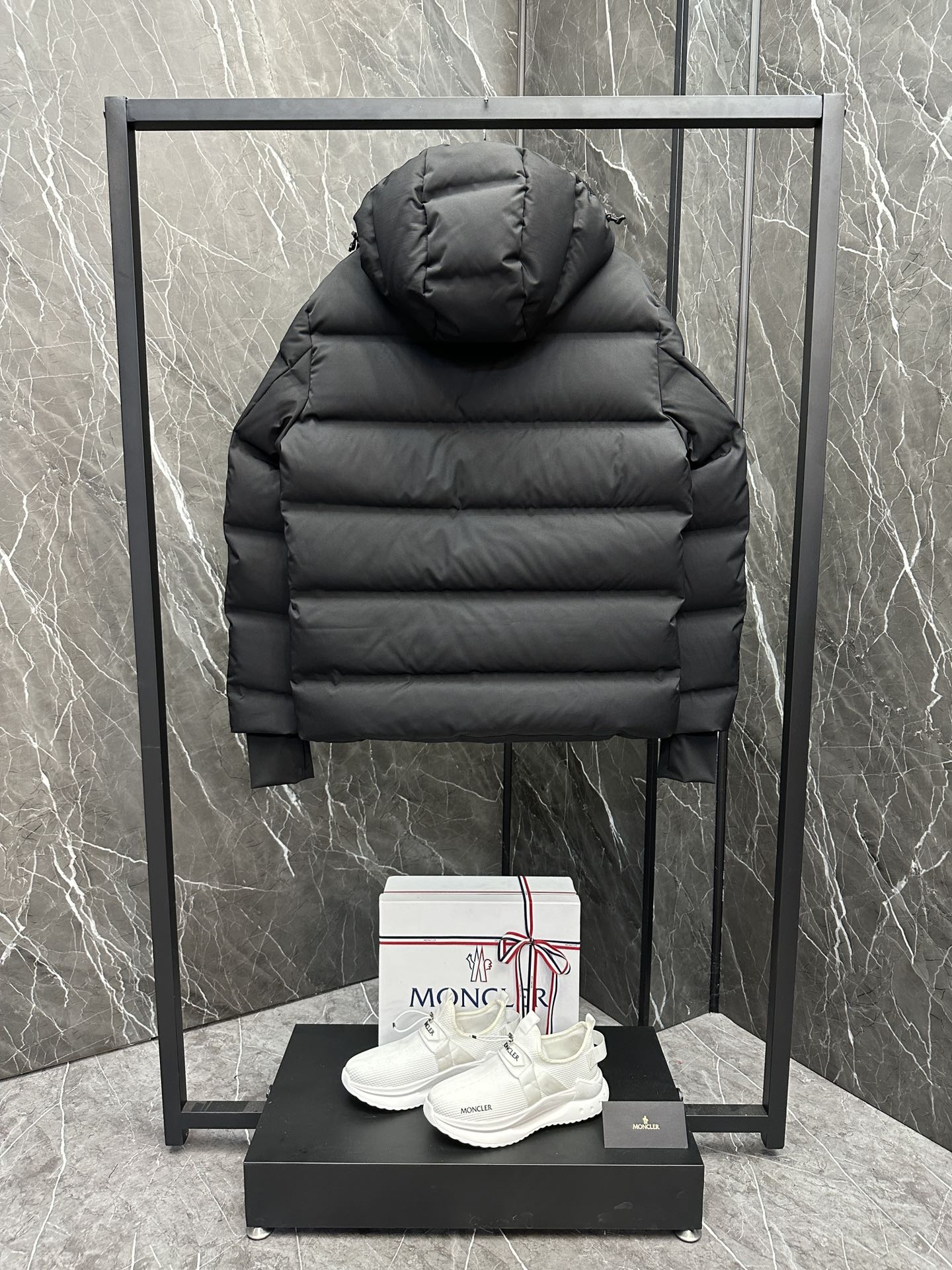 P1520 Premium Down ⬆️Moncler Chaqueta corta de plumón de alta gama Montgetech para hombre. Artículo de gama alta en el mostrador de más de 2.000 dólares. El tejido es realmente bueno. Una prenda imprescindible para el cliente de gama alta.Chaqueta de plumón Montgetech para hombreEstilo casual con lo mejor de la colección Moncler Grenoble.Cómoda y llamativa, la chaqueta de plumón corta Montgetech para hombre aporta elegancia y estilo al look. Confeccionada en funcional tejido de nailon elástico de doble capa con membrana adherida, duradera y ventilada. El funcional cierre de cremallera, los bolsillos para el forfait y las polainas elásticas de punto plano en las muñecas se adaptan a una gran variedad de deportes de montaña y proporcionan un ajuste cómodo en condiciones meteorológicas adversas. DETALLES-Fabricada en tejido de nailon elástico de dos capas y cuatro direcciones-Forro de nailon-Relleno de plumón-Bloque chevron unido-Capucha desmontable con cierre a presión y cordón ajustable-Cuello interior a prueba de viento. -Tejido con impresión por transferencia numerada -Cierre con cremallera funcional YKK® AquaGuard® -Bolsillo para forfait con cierre a presión -Cremallera funcional YKK® Aquaguard® Bolsillo exterior -Interior Bolsillo para dispositivos electrónicos-Forro interior de protección contra la nieve-Polainas de punto elástico-Polsillo para forfait-Puños con tiradores y detalles tricolores-Dobladillo con cordón elásticoTalla : 1-5. Azul marino oscuro/almendra/negro-Fábrica de alta fidelidad