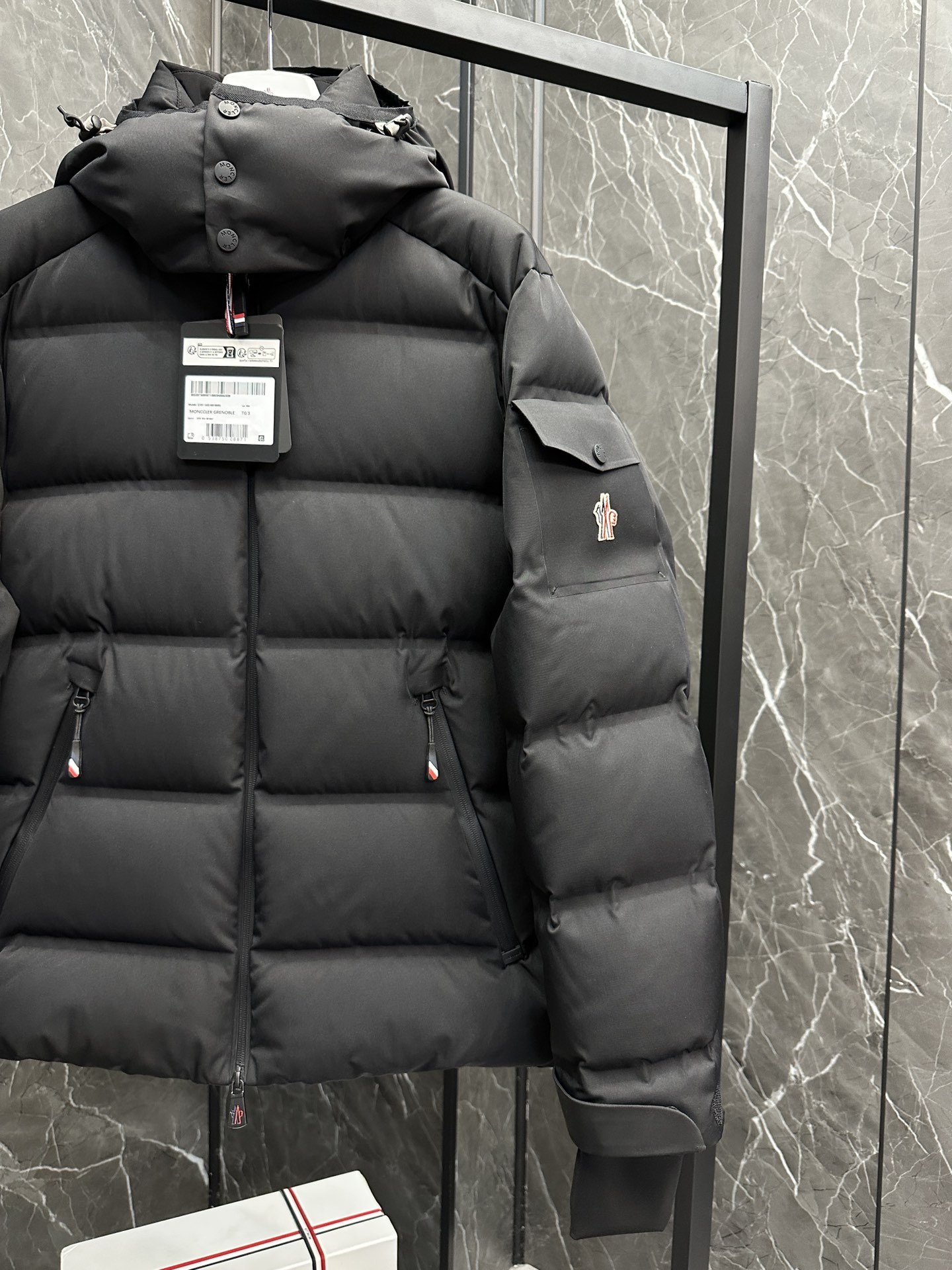 P1520 Premium Down ⬆️Moncler Chaqueta corta de plumón de alta gama Montgetech para hombre. Artículo de gama alta en el mostrador de más de 2.000 dólares. El tejido es realmente bueno. Una prenda imprescindible para el cliente de gama alta.Chaqueta de plumón Montgetech para hombreEstilo casual con lo mejor de la colección Moncler Grenoble.Cómoda y llamativa, la chaqueta de plumón corta Montgetech para hombre aporta elegancia y estilo al look. Confeccionada en funcional tejido de nailon elástico de doble capa con membrana adherida, duradera y ventilada. El funcional cierre de cremallera, los bolsillos para el forfait y las polainas elásticas de punto plano en las muñecas se adaptan a una gran variedad de deportes de montaña y proporcionan un ajuste cómodo en condiciones meteorológicas adversas. DETALLES-Fabricada en tejido de nailon elástico de dos capas y cuatro direcciones-Forro de nailon-Relleno de plumón-Bloque chevron unido-Capucha desmontable con cierre a presión y cordón ajustable-Cuello interior a prueba de viento. -Tejido con impresión por transferencia numerada -Cierre con cremallera funcional YKK® AquaGuard® -Bolsillo para forfait con cierre a presión -Cremallera funcional YKK® Aquaguard® Bolsillo exterior -Interior Bolsillo para dispositivos electrónicos-Forro interior de protección contra la nieve-Polainas de punto elástico-Polsillo para forfait-Puños con tiradores y detalles tricolores-Dobladillo con cordón elásticoTalla : 1-5. Azul marino oscuro/almendra/negro-Fábrica de alta fidelidad