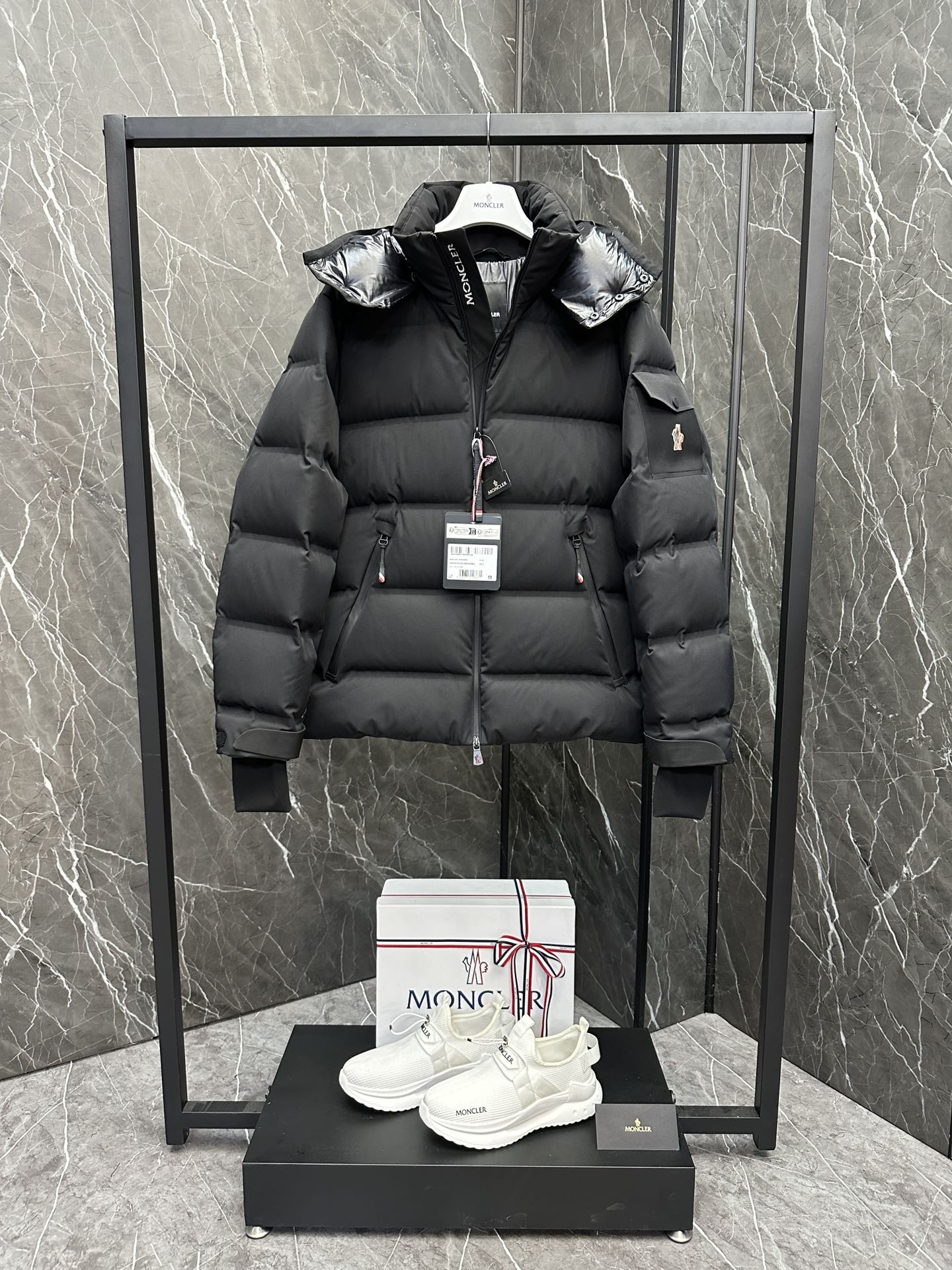 P1520 Premium Down ⬆️Moncler Chaqueta corta de plumón de alta gama Montgetech para hombre. Artículo de gama alta en el mostrador de más de 2.000 dólares. El tejido es realmente bueno. Una prenda imprescindible para el cliente de gama alta.Chaqueta de plumón Montgetech para hombreEstilo casual con lo mejor de la colección Moncler Grenoble.Cómoda y llamativa, la chaqueta de plumón corta Montgetech para hombre aporta elegancia y estilo al look. Confeccionada en funcional tejido de nailon elástico de doble capa con membrana adherida, duradera y ventilada. El funcional cierre de cremallera, los bolsillos para el forfait y las polainas elásticas de punto plano en las muñecas se adaptan a una gran variedad de deportes de montaña y proporcionan un ajuste cómodo en condiciones meteorológicas adversas. DETALLES-Fabricada en tejido de nailon elástico de dos capas y cuatro direcciones-Forro de nailon-Relleno de plumón-Bloque chevron unido-Capucha desmontable con cierre a presión y cordón ajustable-Cuello interior a prueba de viento. -Tejido con impresión por transferencia numerada -Cierre con cremallera funcional YKK® AquaGuard® -Bolsillo para forfait con cierre a presión -Cremallera funcional YKK® Aquaguard® Bolsillo exterior -Interior Bolsillo para dispositivos electrónicos-Forro interior de protección contra la nieve-Polainas de punto elástico-Polsillo para forfait-Puños con tiradores y detalles tricolores-Dobladillo con cordón elásticoTalla : 1-5. Azul marino oscuro/almendra/negro-Fábrica de alta fidelidad