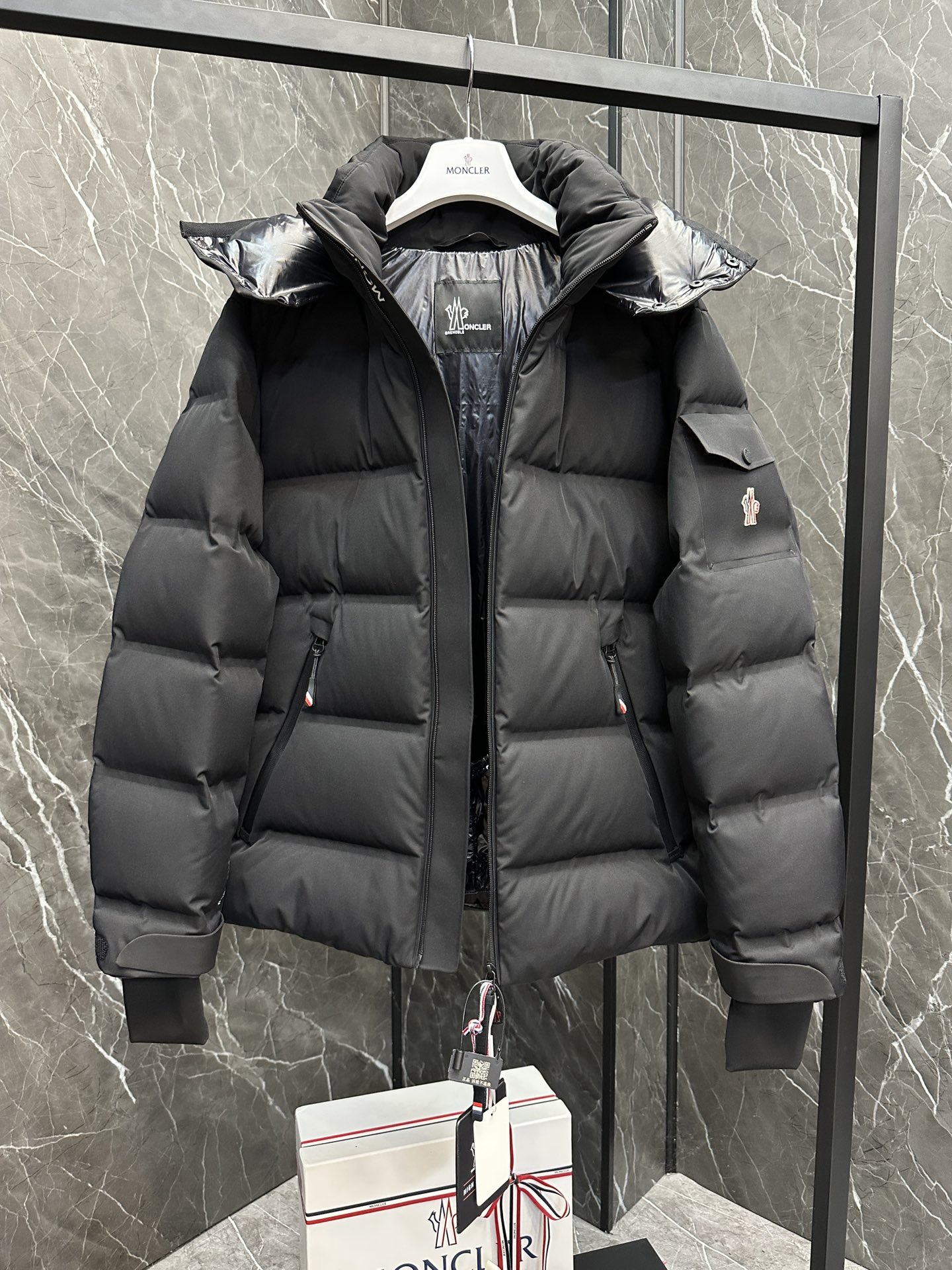 图片[7]-P1520   Moncler Montgetech高端男士短款羽绒夹克外套.柜台2w开外的高端单品.面料真是好的不要不要的.高端客必入单品.Montgetech男士羽绒夹克休闲款式融合Moncler Grenoble系列的优良性能Montgetech男士短款羽绒夹克舒适而瞩目为造型赋予优雅风格采用功能性双层弹性尼龙面料制成粘合耐久通风的薄膜功能性拉链开合、滑雪通行证口袋和弹性平纹针织护腕满足各种山地运动所需可在恶劣天气带来舒适的穿着体验详情•采用双层四向弹性尼龙面料制成•尼龙衬里•填充羽绒•粘合方格块•可拆卸兜帽搭配按扣和可调节抽绳•防风内领•织物编号转印图案•YKK® AquaGuard®功能性拉链开合•滑雪通行证口袋设有按扣•YKK® Aquaguard®功能性拉链外部口袋•内部电子设备口袋•内部防雪衬•弹性针织护腕•滑雪通行证口袋•袖口设有拉袢和三色细节•弹性抽绳下摆Size : 1-5. 黑色/深藏青/杏色-高仿包包