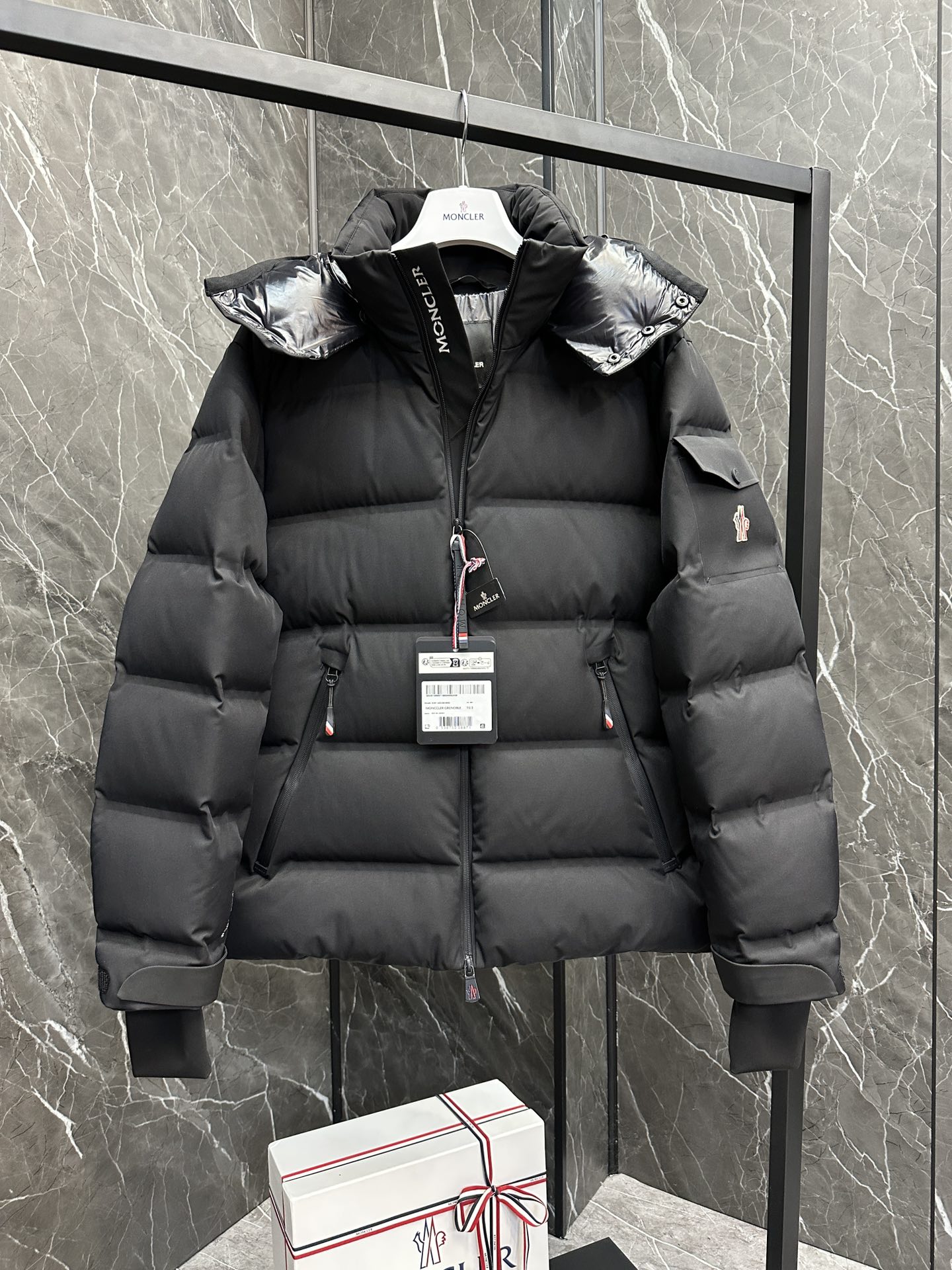 P1520 Premium Down ⬆️Moncler Chaqueta corta de plumón de alta gama Montgetech para hombre. Artículo de gama alta en el mostrador de más de 2.000 dólares. El tejido es realmente bueno. Una prenda imprescindible para el cliente de gama alta.Chaqueta de plumón Montgetech para hombreEstilo casual con lo mejor de la colección Moncler Grenoble.Cómoda y llamativa, la chaqueta de plumón corta Montgetech para hombre aporta elegancia y estilo al look. Confeccionada en funcional tejido de nailon elástico de doble capa con membrana adherida, duradera y ventilada. El funcional cierre de cremallera, los bolsillos para el forfait y las polainas elásticas de punto plano en las muñecas se adaptan a una gran variedad de deportes de montaña y proporcionan un ajuste cómodo en condiciones meteorológicas adversas. DETALLES-Fabricada en tejido de nailon elástico de dos capas y cuatro direcciones-Forro de nailon-Relleno de plumón-Bloque chevron unido-Capucha desmontable con cierre a presión y cordón ajustable-Cuello interior a prueba de viento. -Tejido con impresión por transferencia numerada -Cierre con cremallera funcional YKK® AquaGuard® -Bolsillo para forfait con cierre a presión -Cremallera funcional YKK® Aquaguard® Bolsillo exterior -Interior Bolsillo para dispositivos electrónicos-Forro interior de protección contra la nieve-Polainas de punto elástico-Polsillo para forfait-Puños con tiradores y detalles tricolores-Dobladillo con cordón elásticoTalla : 1-5. Azul marino oscuro/almendra/negro-Fábrica de alta fidelidad