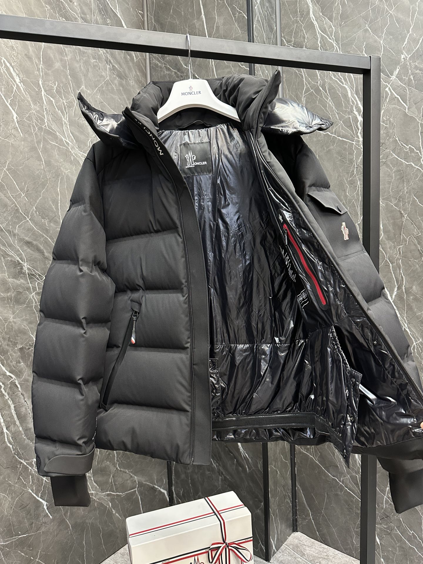 P1520 Premium Down ⬆️Moncler Chaqueta corta de plumón de alta gama Montgetech para hombre. Artículo de gama alta en el mostrador de más de 2.000 dólares. El tejido es realmente bueno. Una prenda imprescindible para el cliente de gama alta.Chaqueta de plumón Montgetech para hombreEstilo casual con lo mejor de la colección Moncler Grenoble.Cómoda y llamativa, la chaqueta de plumón corta Montgetech para hombre aporta elegancia y estilo al look. Confeccionada en funcional tejido de nailon elástico de doble capa con membrana adherida, duradera y ventilada. El funcional cierre de cremallera, los bolsillos para el forfait y las polainas elásticas de punto plano en las muñecas se adaptan a una gran variedad de deportes de montaña y proporcionan un ajuste cómodo en condiciones meteorológicas adversas. DETALLES-Fabricada en tejido de nailon elástico de dos capas y cuatro direcciones-Forro de nailon-Relleno de plumón-Bloque chevron unido-Capucha desmontable con cierre a presión y cordón ajustable-Cuello interior a prueba de viento. -Tejido con impresión por transferencia numerada -Cierre con cremallera funcional YKK® AquaGuard® -Bolsillo para forfait con cierre a presión -Cremallera funcional YKK® Aquaguard® Bolsillo exterior -Interior Bolsillo para dispositivos electrónicos-Forro interior de protección contra la nieve-Polainas de punto elástico-Polsillo para forfait-Puños con tiradores y detalles tricolores-Dobladillo con cordón elásticoTalla : 1-5. Azul marino oscuro/almendra/negro-Fábrica de alta fidelidad