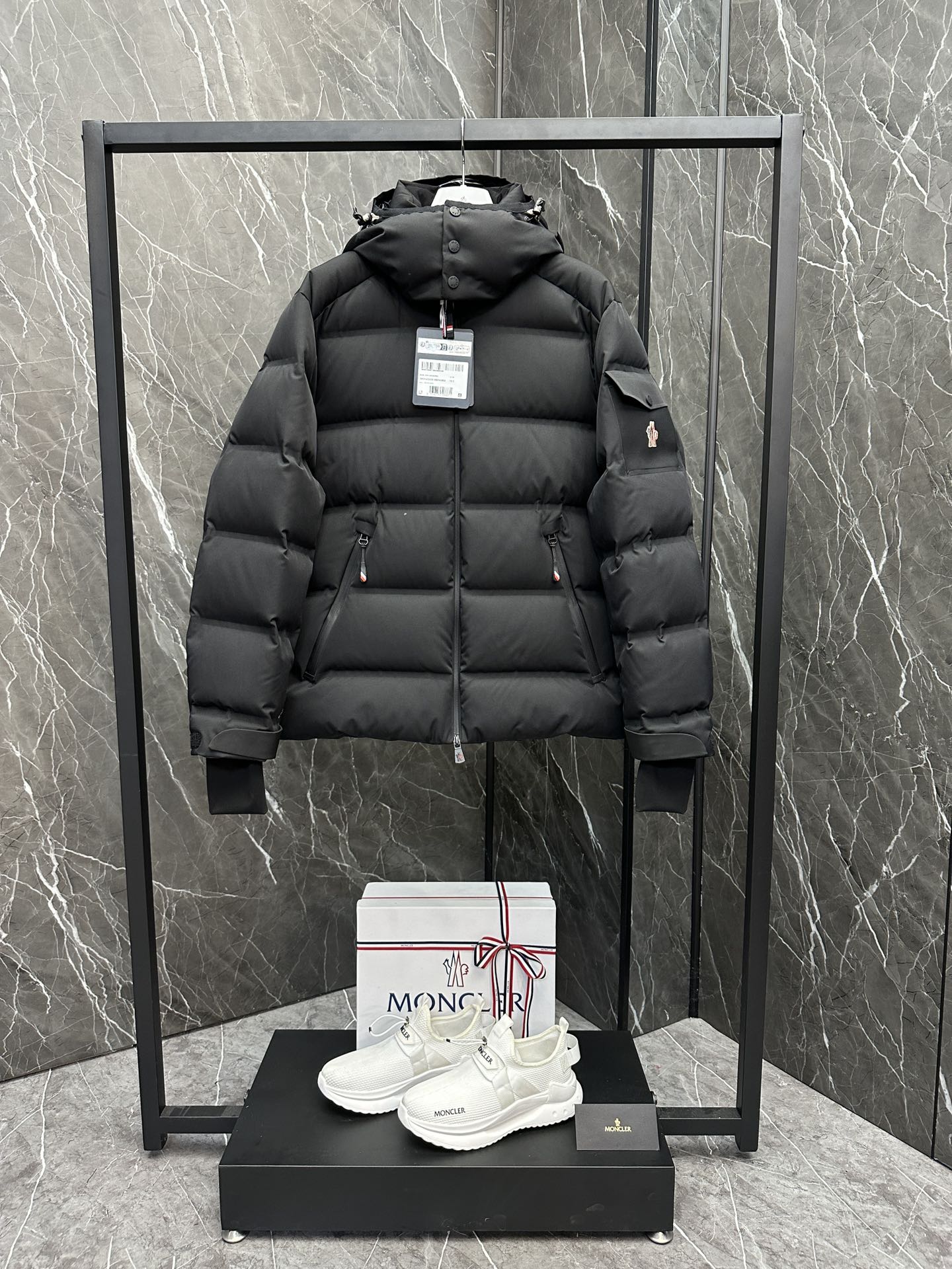 P1520   Moncler Montgetech高端男士短款羽绒夹克外套.柜台2w开外的高端单品.面料真是好的不要不要的.高端客必入单品.Montgetech男士羽绒夹克休闲款式融合Moncler Grenoble系列的优良性能Montgetech男士短款羽绒夹克舒适而瞩目为造型赋予优雅风格采用功能性双层弹性尼龙面料制成粘合耐久通风的薄膜功能性拉链开合、滑雪通行证口袋和弹性平纹针织护腕满足各种山地运动所需可在恶劣天气带来舒适的穿着体验详情•采用双层四向弹性尼龙面料制成•尼龙衬里•填充羽绒•粘合方格块•可拆卸兜帽搭配按扣和可调节抽绳•防风内领•织物编号转印图案•YKK® AquaGuard®功能性拉链开合•滑雪通行证口袋设有按扣•YKK® Aquaguard®功能性拉链外部口袋•内部电子设备口袋•内部防雪衬•弹性针织护腕•滑雪通行证口袋•袖口设有拉袢和三色细节•弹性抽绳下摆Size : 1-5. 黑色/深藏青/杏色-高仿包包