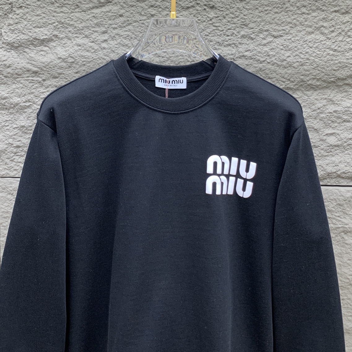 ¡P560💰miumiu casa 24SS más nuevo y más antes y después de las letras miumiu flocado sudadera de cuello redondo de primera calidad contra el jersey superior proceso de producción de telas importadas contra la calidad de bordado pesado diseño utilizando telas importadas de alta gama de encargo de hilo de seda importados sensación de la mano de primera clase! ¡Los hombres y las mujeres con los mismos modelos sitio web oficial en la venta! Tres etiquetas completa Tamaño: S-XL