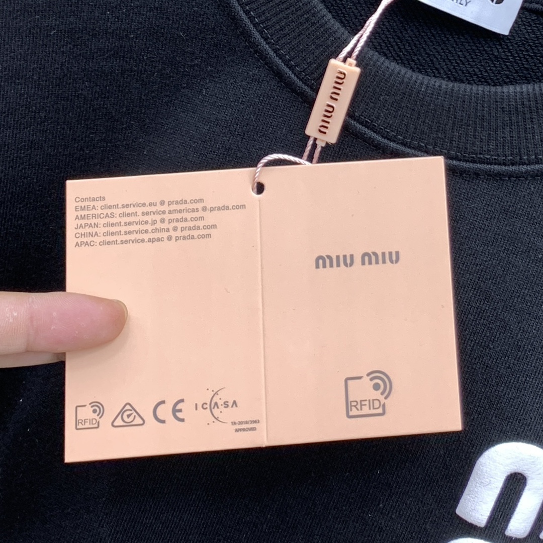 ¡P560💰miumiu casa 24SS más nuevo y más antes y después de las letras miumiu flocado sudadera de cuello redondo de primera calidad contra el jersey superior proceso de producción de telas importadas contra la calidad de bordado pesado diseño utilizando telas importadas de alta gama de encargo de hilo de seda importados sensación de la mano de primera clase! ¡Los hombres y las mujeres con los mismos modelos sitio web oficial en la venta! Tres etiquetas completa Tamaño: S-XL