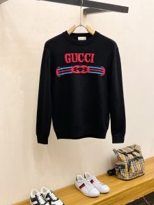 P560💰Gucci 24ss automne et hiver nouvelle poitrine Gucci lettre logo motif logo pull spécial fourniture cruelle marchandises importées technologie originale laine peignée ! Tricotage fin une couleur mélange tricot pure technologie fait à la main présente Grade extrêmement haute mise en valeur des vêtements goût et artisanat de luxe exquis ! Personnalisé fil artisanal original sur le corps beau à éclater Taille : S-XL