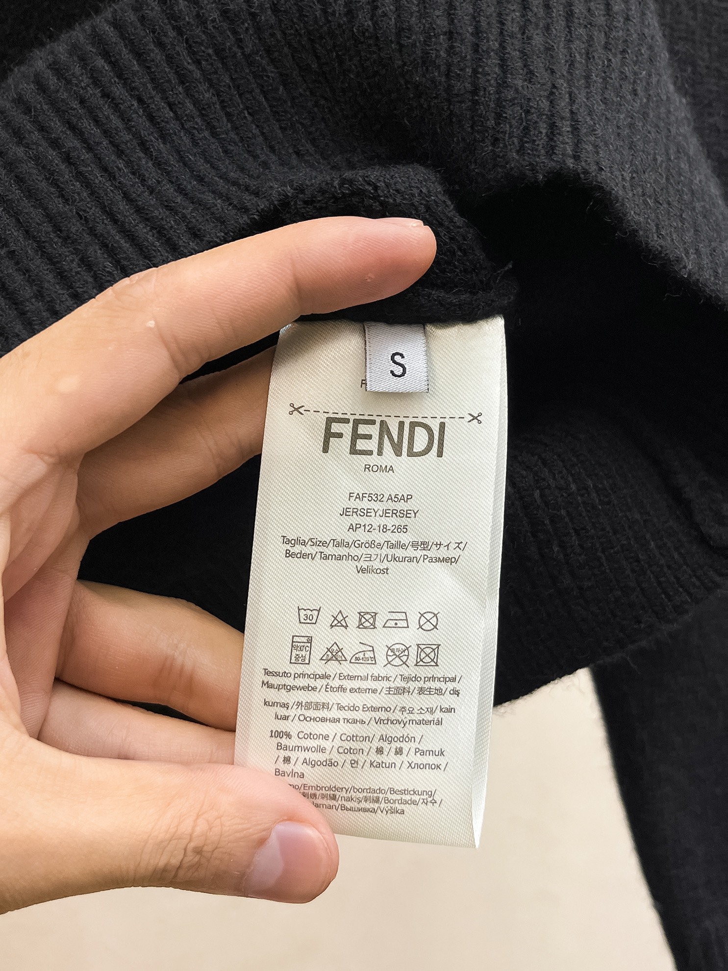 P560 💰 FENJIA 24ss خريف وشتاء جديد فيندي 24ss علامة جلدية جديدة من فيندي + حاشية كنزة فيندي أحادية اللون حصريًا للسلع القاسية المستوردة بتقنية الصوف الصوفي الصوفي الأصلي! الحياكة الدقيقة الحياكة بلون واحد الحياكة بتقنية يدوية خالصة تقدم درجة عالية للغاية من الملابس ذات الذوق الرفيع والفخامة الحرفية الرائعة! خيط مصنوع بحرفية أصلية مخصصة على الجسم وسيم حتى ينفجر المقاس: S-XL