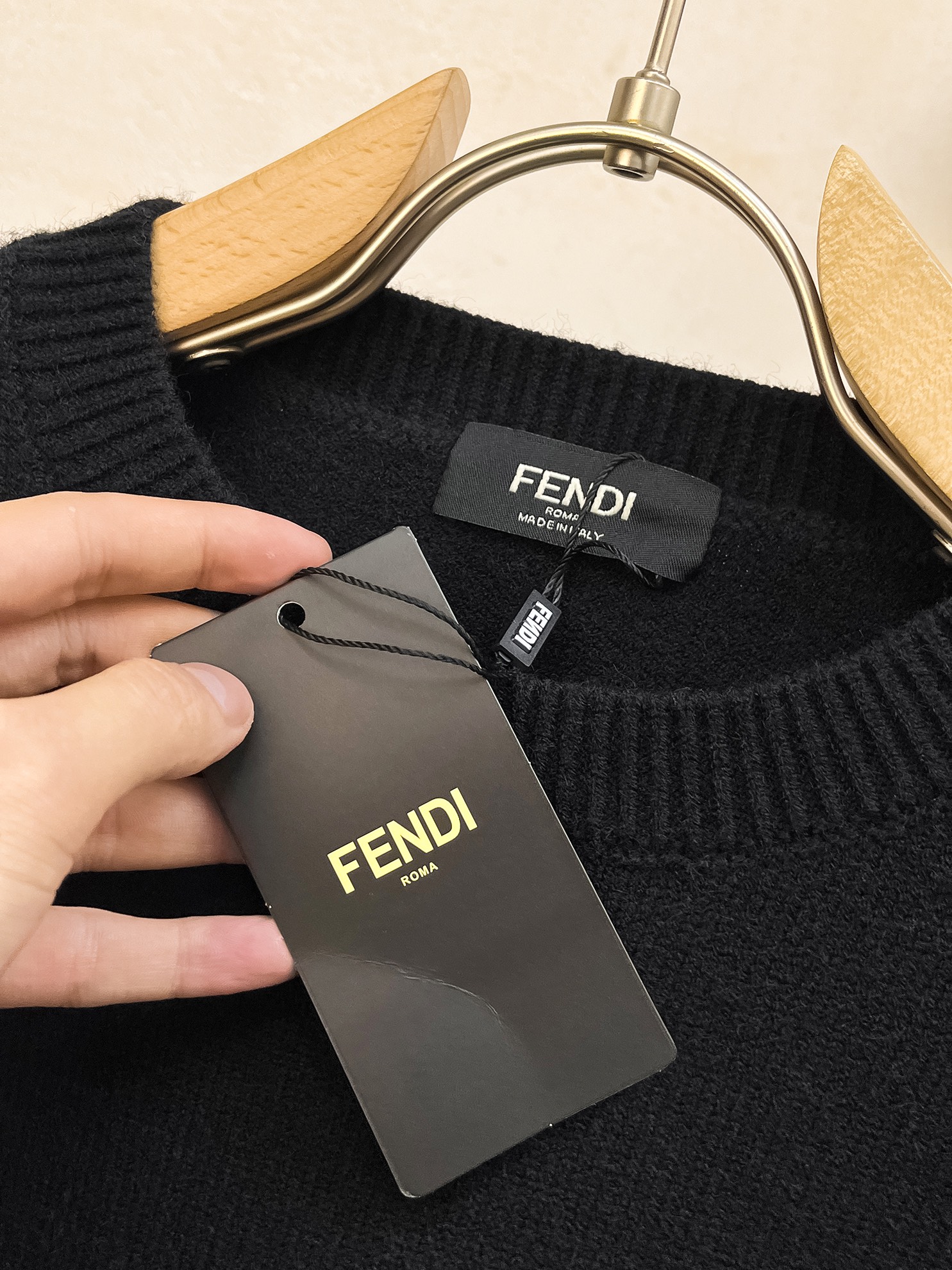 Imagem [6]-P560💰Fenjia 24ss outono e inverno nova etiqueta de couro fendi + bainha fendi monogrammed jumper exclusivamente para produtos implacáveis importados tecnologia original lã penteada! Tricô fino uma cor misturando tricô tecnologia artesanal pura apresenta Grau extremamente alto destacando roupas gosto e luxo Artesanato requintado! Artesanato original personalizado enfiado no corpo bonito para estourar Tamanho: S-XL-High replica handbags