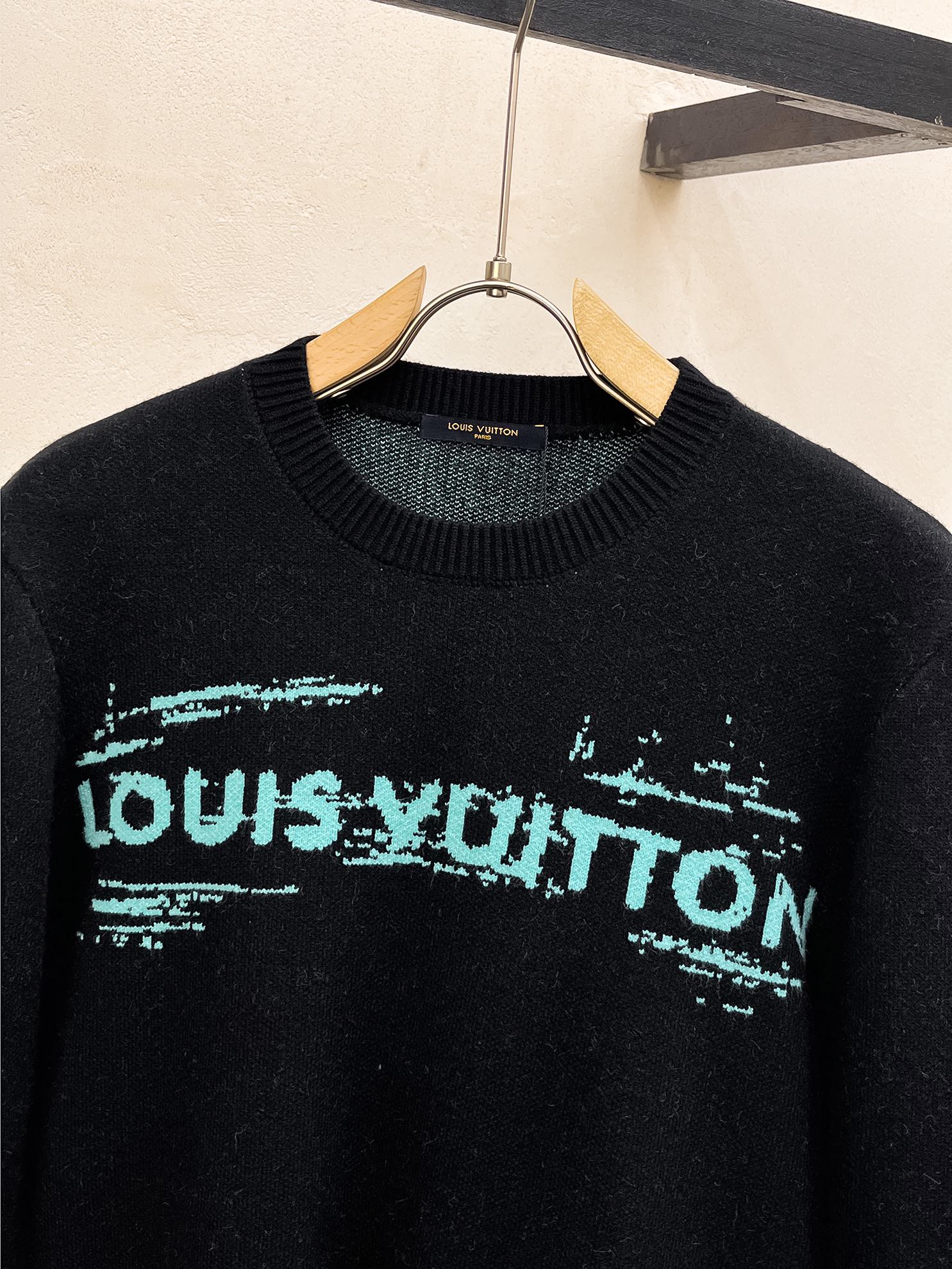 ¡Foto [2]-P560💰LV24ss Otoño e Invierno Nuevo pecho LV Letras Colores enfrentados Patrón Volver LV Gran Logotipo Suéter Exclusivo Ruthless Goods Importado Tecnología Original Lana Worsted! ¡Fino tejido de punto de un color de mezcla de tejer la tecnología pura hecha a mano presenta Grado extremadamente alto destacando el sabor de la ropa y la artesanía de lujo! Personalizada hilo artesanía original en el cuerpo guapo a reventar Tamaño: S-XL-Alta réplica bolsas