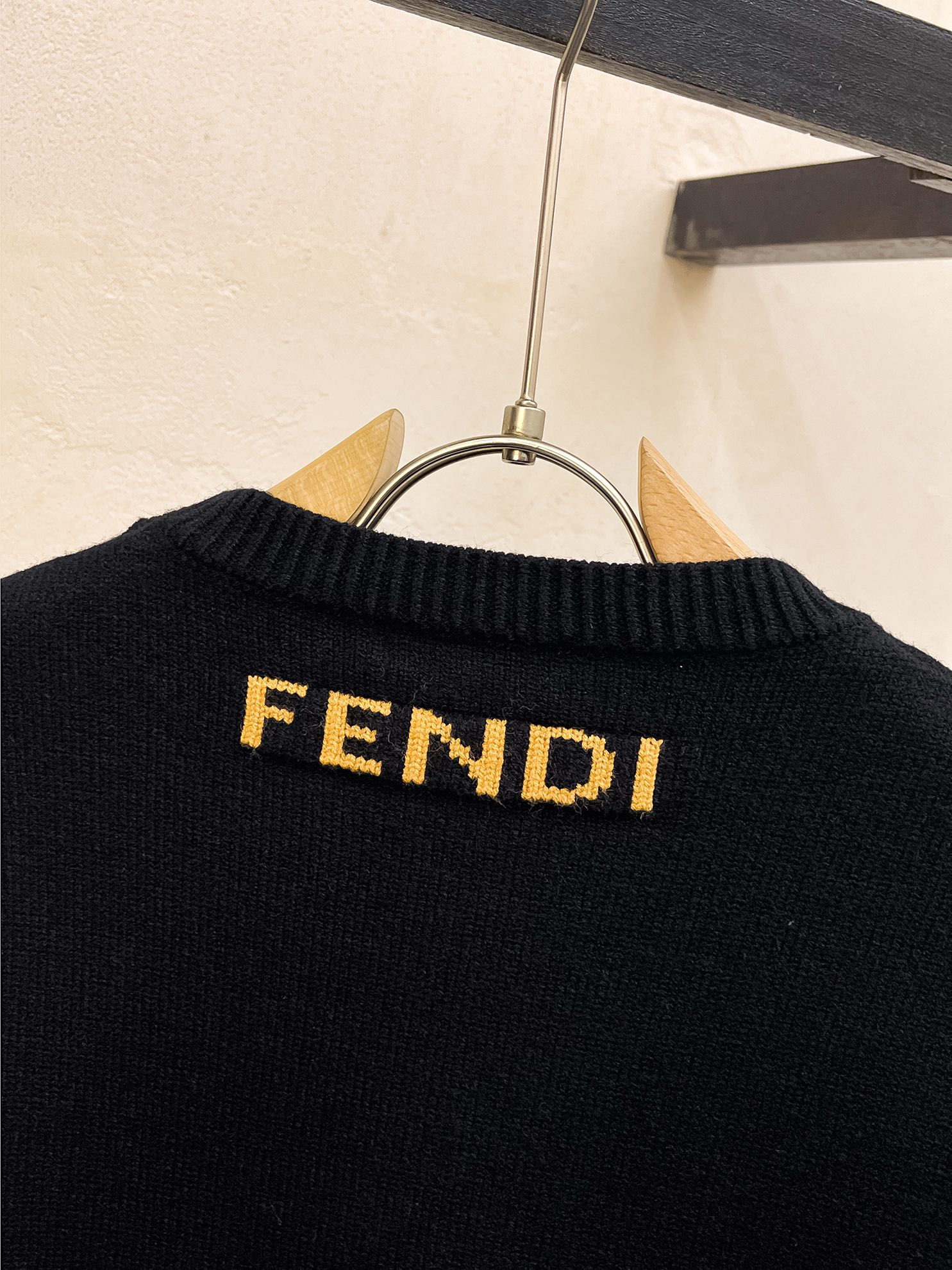 P560💰Fenjia 24ss outono e inverno novo fendi jacquard bolso logotipo de volta fendi padrão jumper crueldade exclusiva importado tecnologia original lã penteada! Tricô fino uma cor misturando tricô pura tecnologia artesanal apresenta Grau extremamente alto destacando o gosto de roupas e artesanato de luxo requintado! Fio artesanal original personalizado no corpo bonito para rebentar Tamanho: S-XL