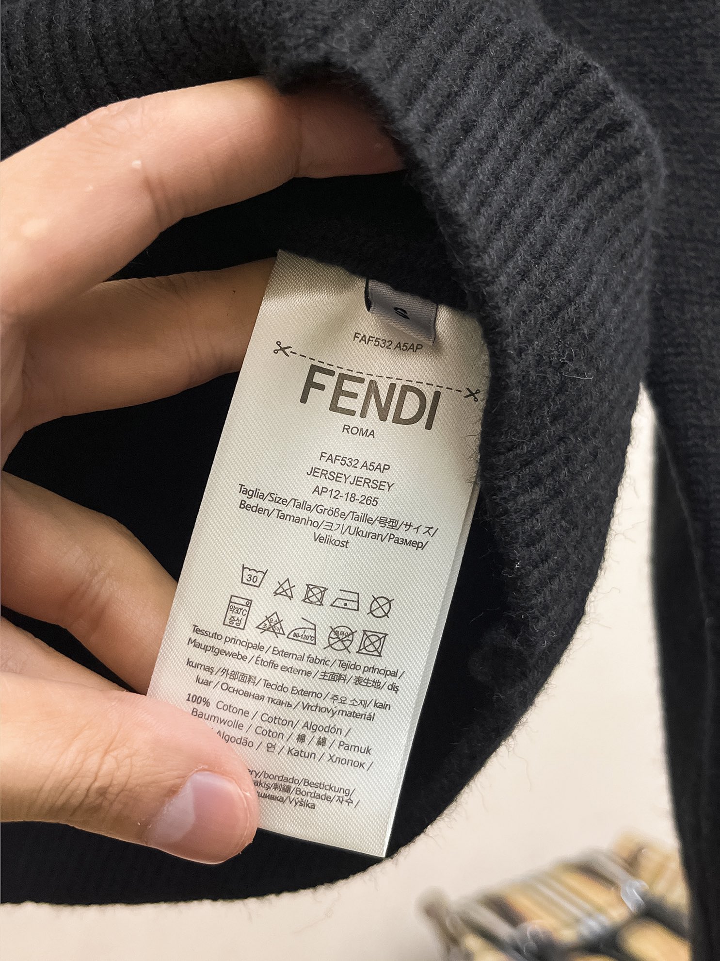 P560💰Fenjia 24ss automne et hiver nouveau fendi jacquard poche logo dos motif fendi pull exclusif cruelty importé technologie originale laine peignée ! Fine tricot un mélange de couleur tricot pure technologie fait à la main présente Grade extrêmement élevé mettant en évidence les vêtements goût et artisanat de luxe exquis ! Personnalisé artisanat original fil sur le corps beau à éclater Taille : S-XL