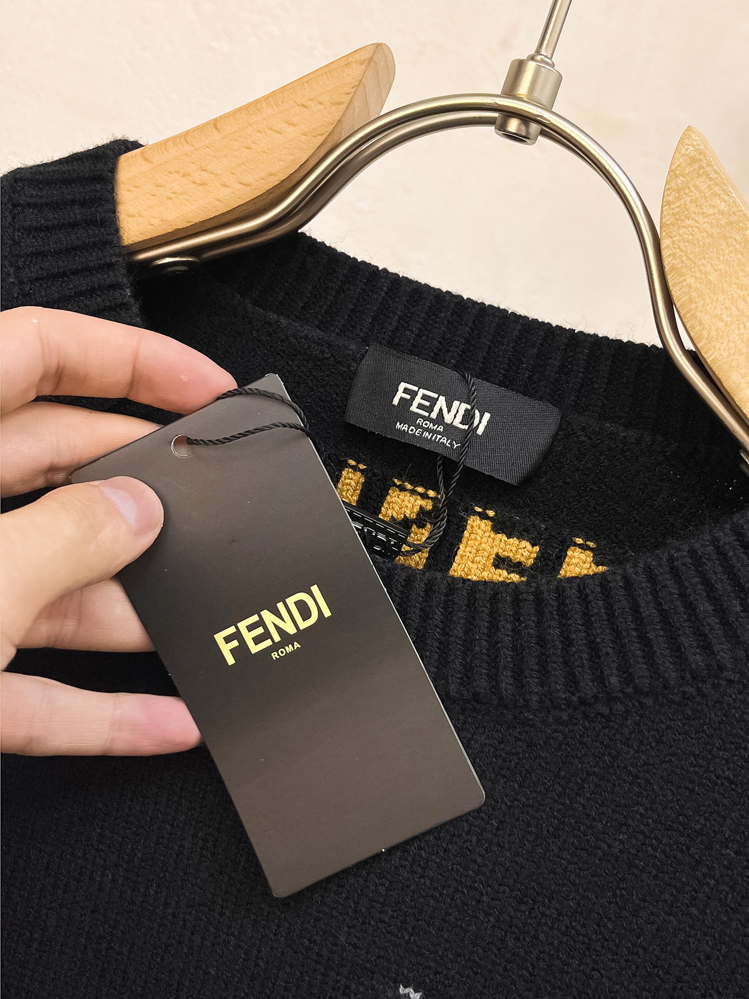 P560💰Fenjia 24ss outono e inverno novo fendi jacquard bolso logotipo de volta fendi padrão jumper crueldade exclusiva importado tecnologia original lã penteada! Tricô fino uma cor misturando tricô pura tecnologia artesanal apresenta Grau extremamente alto destacando o gosto de roupas e artesanato de luxo requintado! Fio artesanal original personalizado no corpo bonito para rebentar Tamanho: S-XL