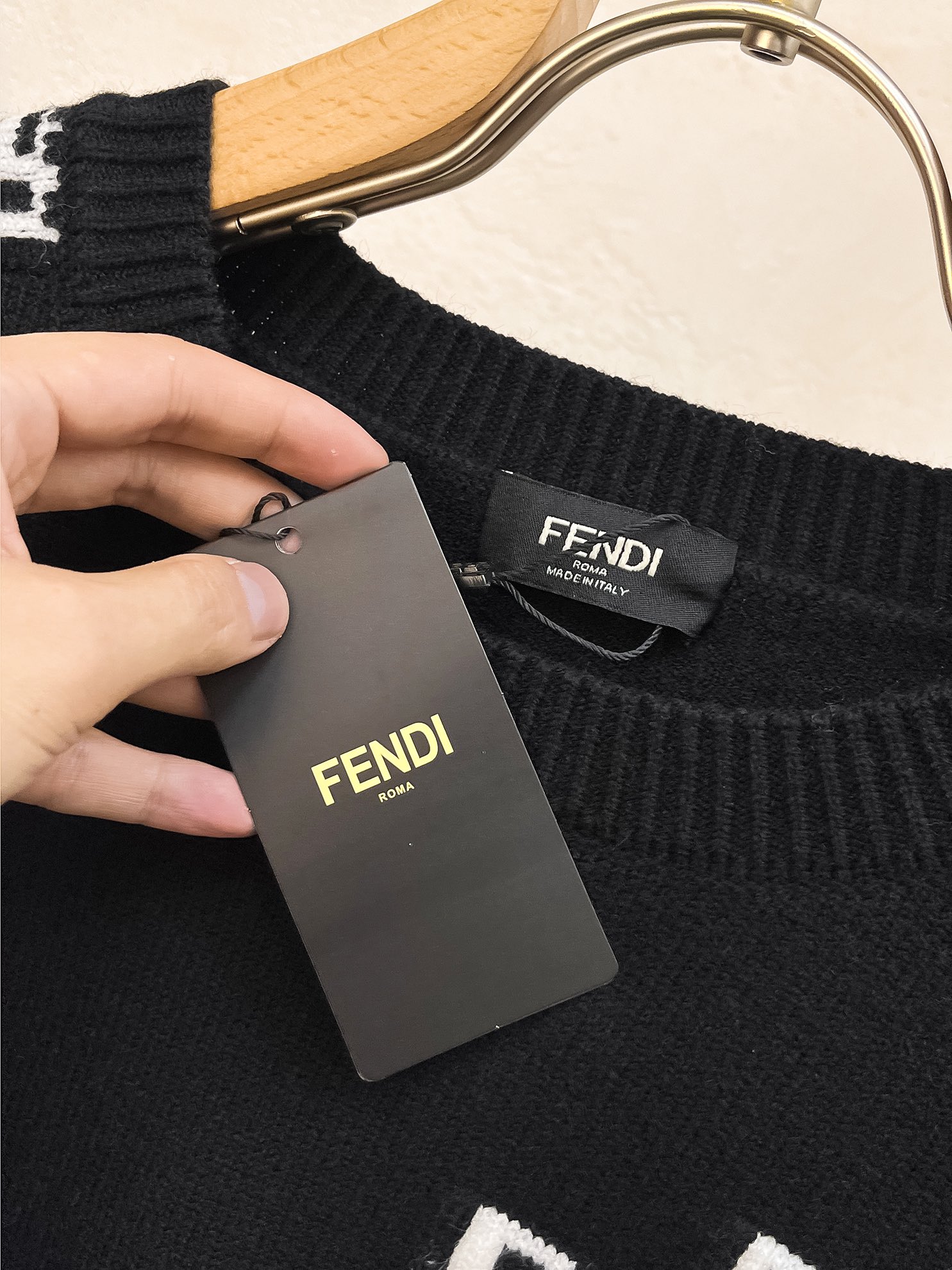 P560 💰 FENJIA 24ss fall and winter new fendi fendi letter pattern arm double F sweater exclusive ruthless goods imported original technology wool worsted! Fine knitting one color mixing weaving pure handmade technology to present The class is extremely high to highlight the clothing taste and luxury craftsmanship! Customized original craft thread on the body handsome to burst Size: S-XL