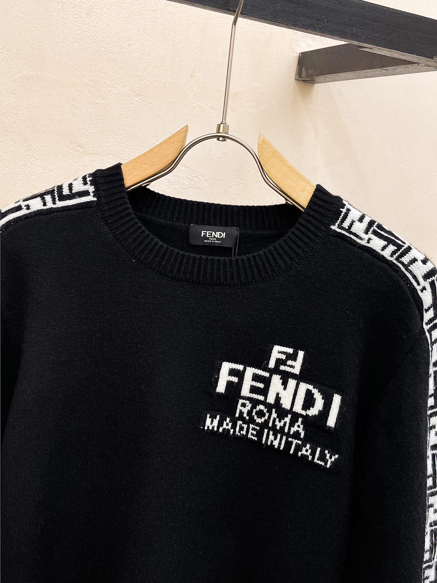 P560 💰 FENJIA 24ss fall and winter new fendi fendi letter pattern arm double F sweater exclusive ruthless goods imported original technology wool worsted! Fine knitting one color mixing weaving pure handmade technology to present The class is extremely high to highlight the clothing taste and luxury craftsmanship! Customized original craft thread on the body handsome to burst Size: S-XL