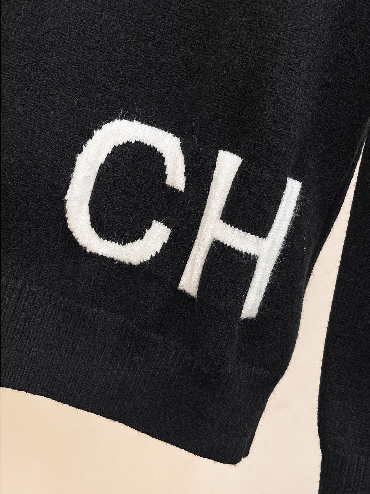 P560 💰 CHANEL 24ss Fall/Winter New Chest Chanel Logo Pattern Hem CHA Alphabet Pattern Sweater Exclusively for Ruthless Goods Imported Original Technology Wool Worsted! Fine knit one color mixing knitting pure handmade technology to present Grade extremely high highlight clothing taste and luxury exquisite craftsmanship! Customized original craft threads on the body handsome to burst Size: S-XL