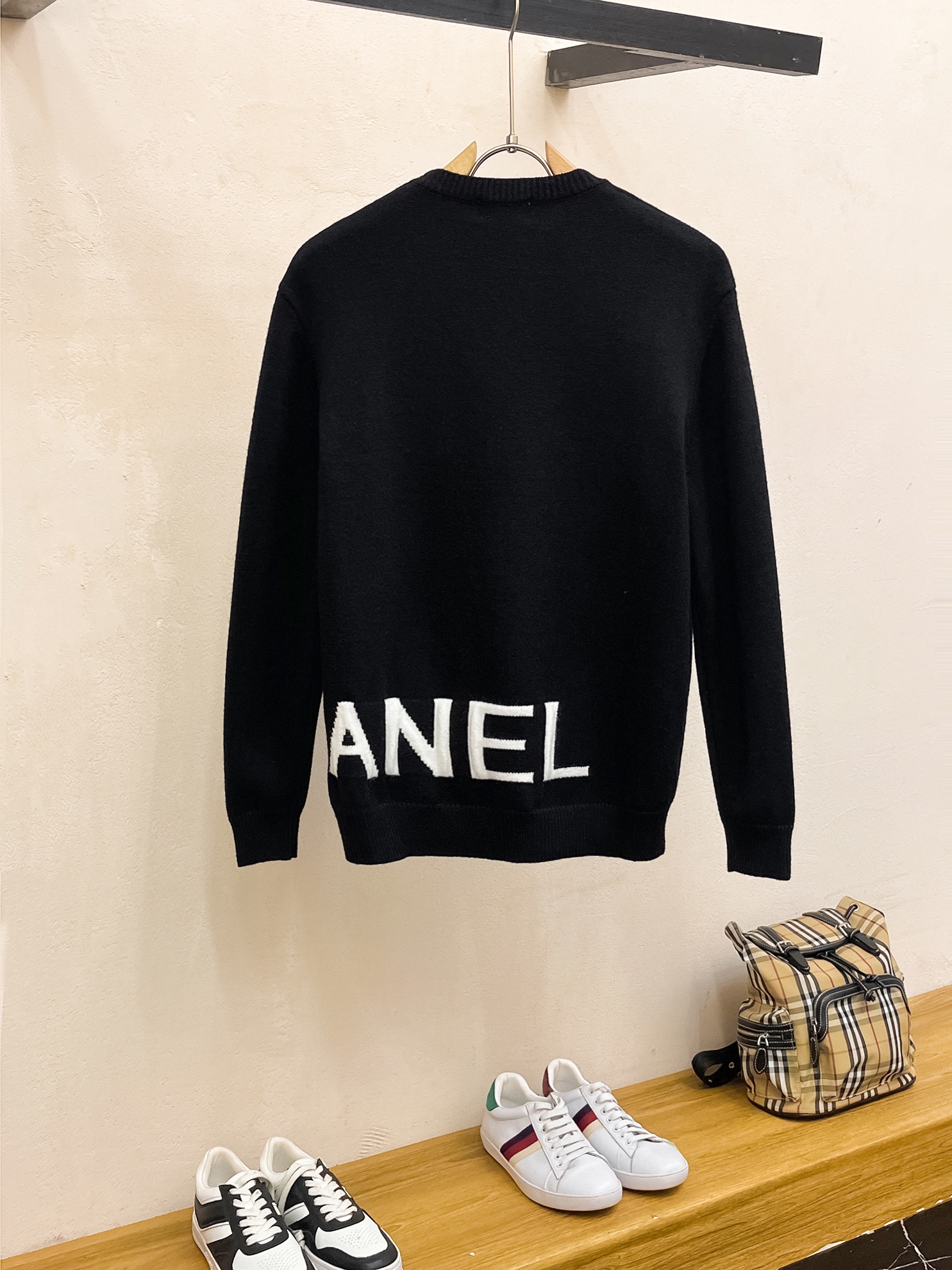 P560 💰 CHANEL 24ss Fall/Winter New Chest Chanel Logo Pattern Hem CHA Alphabet Pattern Sweater Exclusively for Ruthless Goods Imported Original Technology Wool Worsted! Fine knit one color mixing knitting pure handmade technology to present Grade extremely high highlight clothing taste and luxury exquisite craftsmanship! Customized original craft threads on the body handsome to burst Size: S-XL