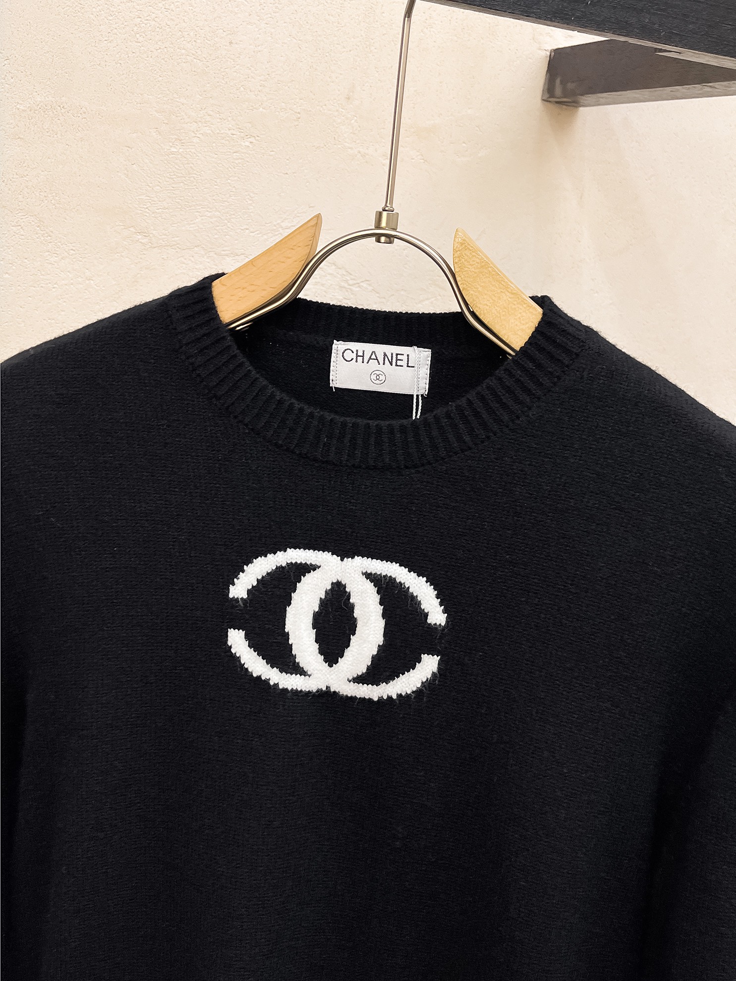 P560 💰 CHANEL 24ss Fall/Winter New Chest Chanel Logo Pattern Hem CHA Alphabet Pattern Sweater Exclusively for Ruthless Goods Imported Original Technology Wool Worsted! Fine knit one color mixing knitting pure handmade technology to present Grade extremely high highlight clothing taste and luxury exquisite craftsmanship! Customized original craft threads on the body handsome to burst Size: S-XL