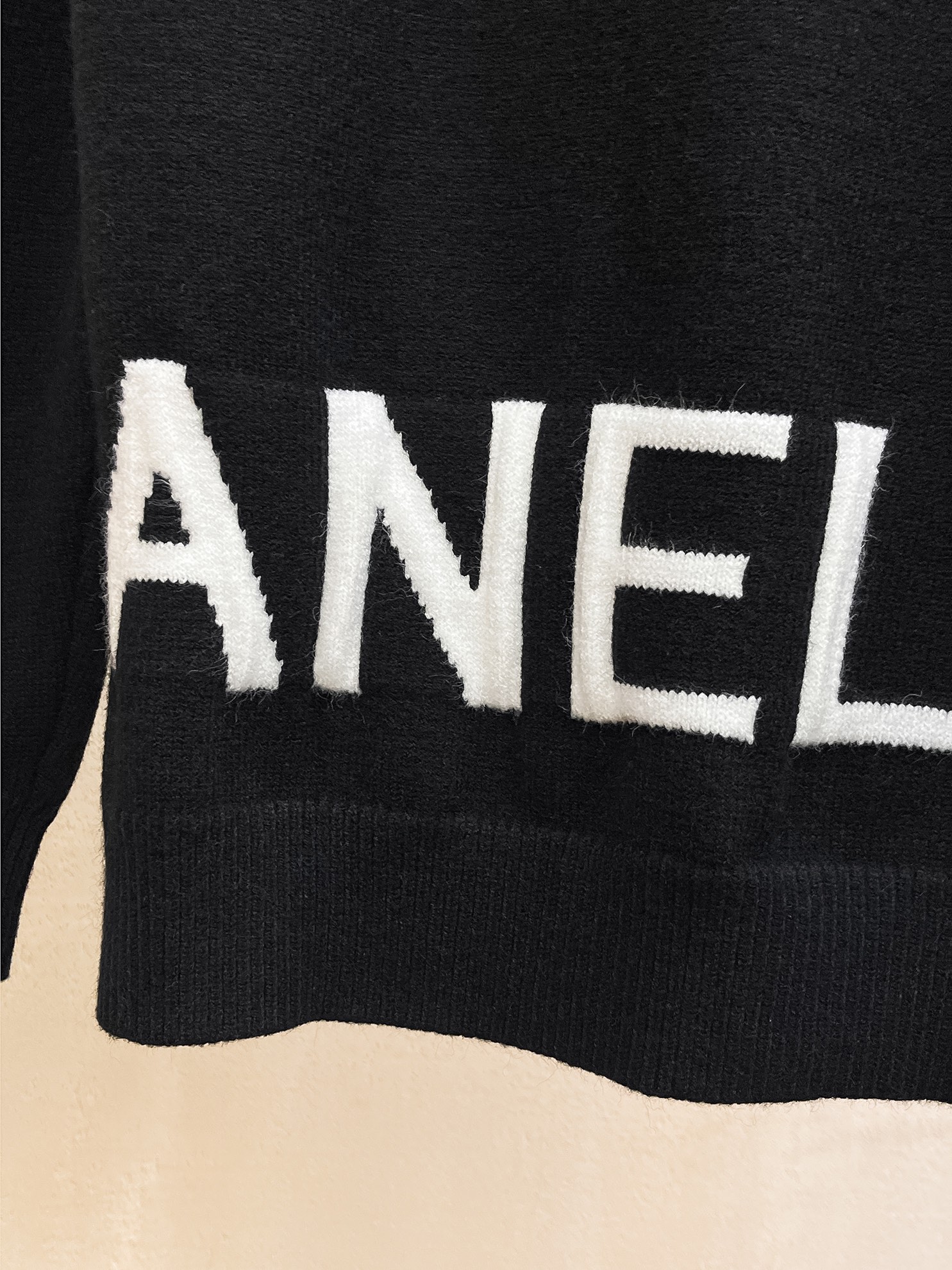 P560 💰 CHANEL 24ss Fall/Winter New Chest Chanel Logo Pattern Hem CHA Alphabet Pattern Sweater Exclusively for Ruthless Goods Imported Original Technology Wool Worsted! Fine knit one color mixing knitting pure handmade technology to present Grade extremely high highlight clothing taste and luxury exquisite craftsmanship! Customized original craft threads on the body handsome to burst Size: S-XL