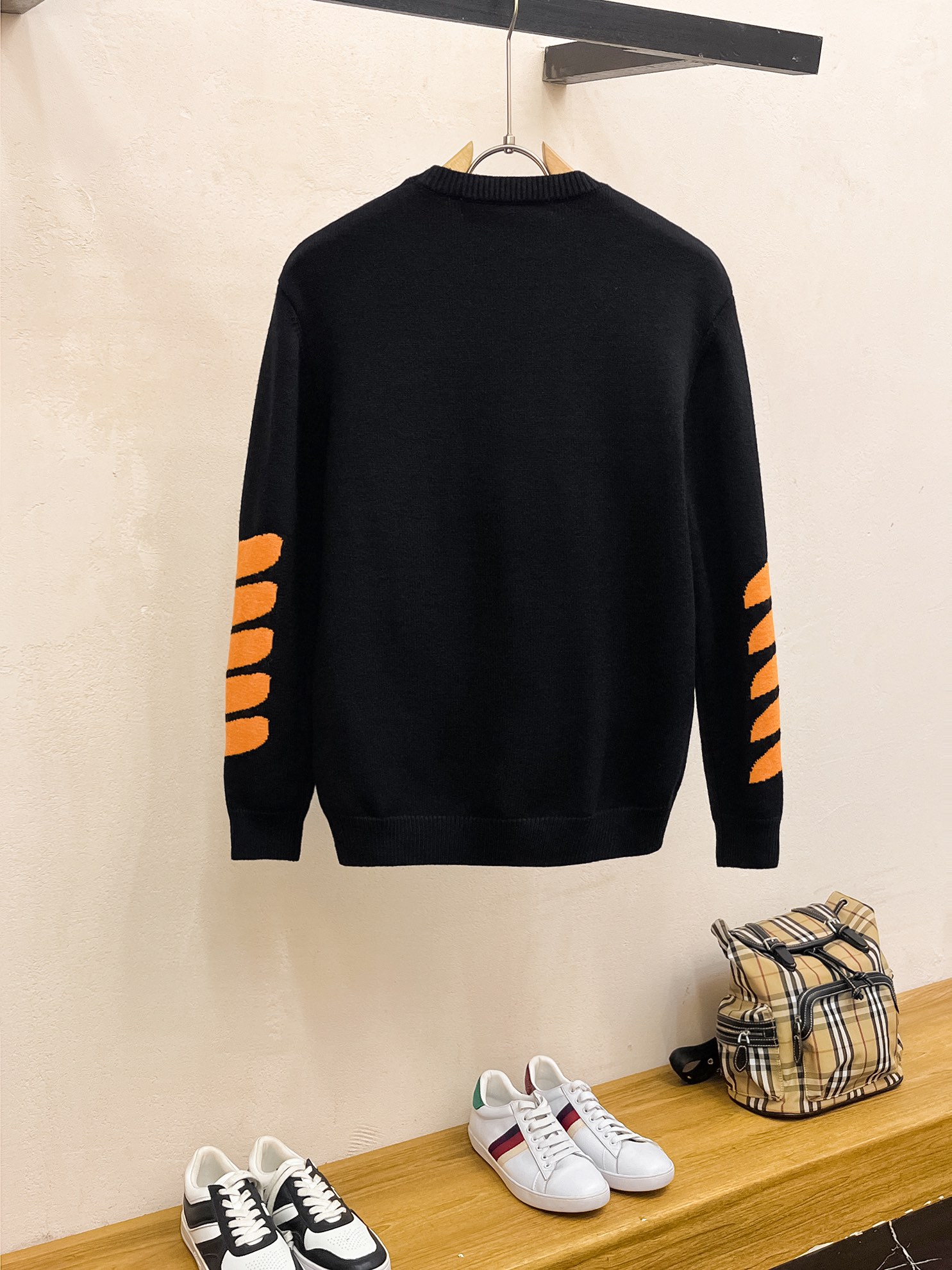 P560💰OFF família 24ss outono e inverno novo peito OFF padrão braço cor colidindo jumper listrado exclusivamente para os bens duros importados tecnologia original lã worsted! Tricô fino de uma cor misturando tricô tecnologia artesanal pura apresenta Destaques de alto grau gosto de roupas e artesanato requintado de luxo! Fio artesanal original personalizado no corpo bonito para rebentar Tamanho: S-XL