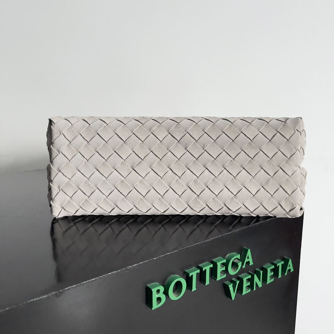 BV's 2023 Andiamo la really real fire Bottega Veneta launched this season Andiamo woven handbags are really hot all over the world! The stars at home and abroad have been on the body Oscar-winning actress Michelle Yeoh has taken it out on the street Song Jia, Cui Yala, Yu Feihong, Sanji Caihua, Rosie Hunting-Whiteley, Yoshioka Rifan and so on have all picked this bag classic versatile and very temperament and the bag capacity is also very large daily commuting is very convenient! A variety of back shoulder strap can be adjusted original lambskin feel soft and delicate unisex style to break the gender boundaries to bring more practical, more durable use of the experience!Both elegant and casual style Andiamo perfect interpretation of "fashion old money style"!Andiamo is a perfect interpretation of the "fashionable old money style".Model No.: 743568Size: 25*22*10.5cm