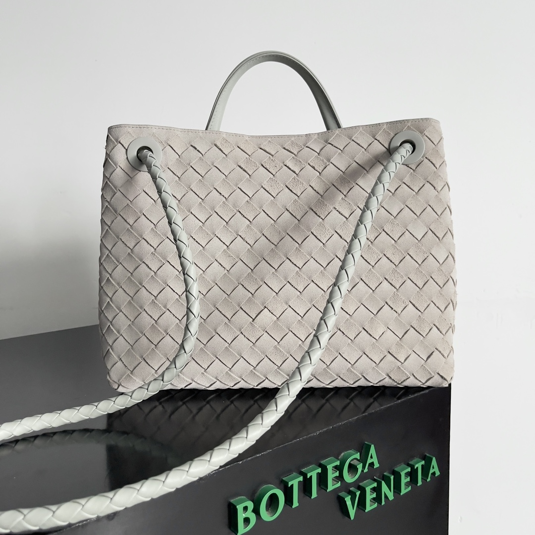 BV's 2023 Andiamo la really real fire Bottega Veneta launched this season Andiamo woven handbags are really hot all over the world! The stars at home and abroad have been on the body Oscar-winning actress Michelle Yeoh has taken it out on the street Song Jia, Cui Yala, Yu Feihong, Sanji Caihua, Rosie Hunting-Whiteley, Yoshioka Rifan and so on have all picked this bag classic versatile and very temperament and the bag capacity is also very large daily commuting is very convenient! A variety of back shoulder strap can be adjusted original lambskin feel soft and delicate unisex style to break the gender boundaries to bring more practical, more durable use of the experience!Both elegant and casual style Andiamo perfect interpretation of "fashion old money style"!Andiamo is a perfect interpretation of the "fashionable old money style".Model No.: 743568Size: 25*22*10.5cm