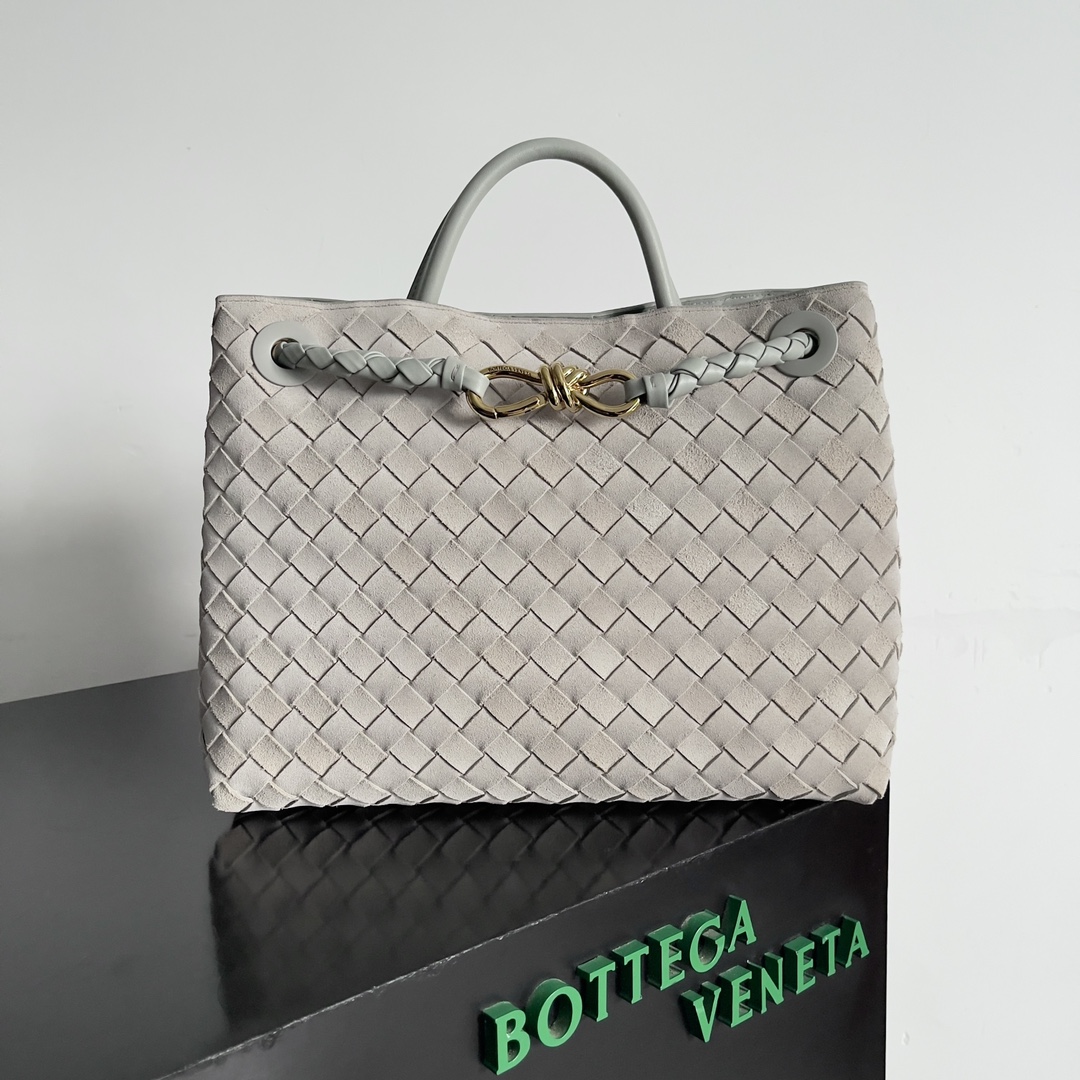 BV's 2023 Andiamo la really real fire Bottega Veneta launched this season Andiamo woven handbags are really hot all over the world! The stars at home and abroad have been on the body Oscar-winning actress Michelle Yeoh has taken it out on the street Song Jia, Cui Yala, Yu Feihong, Sanji Caihua, Rosie Hunting-Whiteley, Yoshioka Rifan and so on have all picked this bag classic versatile and very temperament and the bag capacity is also very large daily commuting is very convenient! A variety of back shoulder strap can be adjusted original lambskin feel soft and delicate unisex style to break the gender boundaries to bring more practical, more durable use of the experience!Both elegant and casual style Andiamo perfect interpretation of "fashion old money style"!Andiamo is a perfect interpretation of the "fashionable old money style".Model No.: 743568Size: 25*22*10.5cm