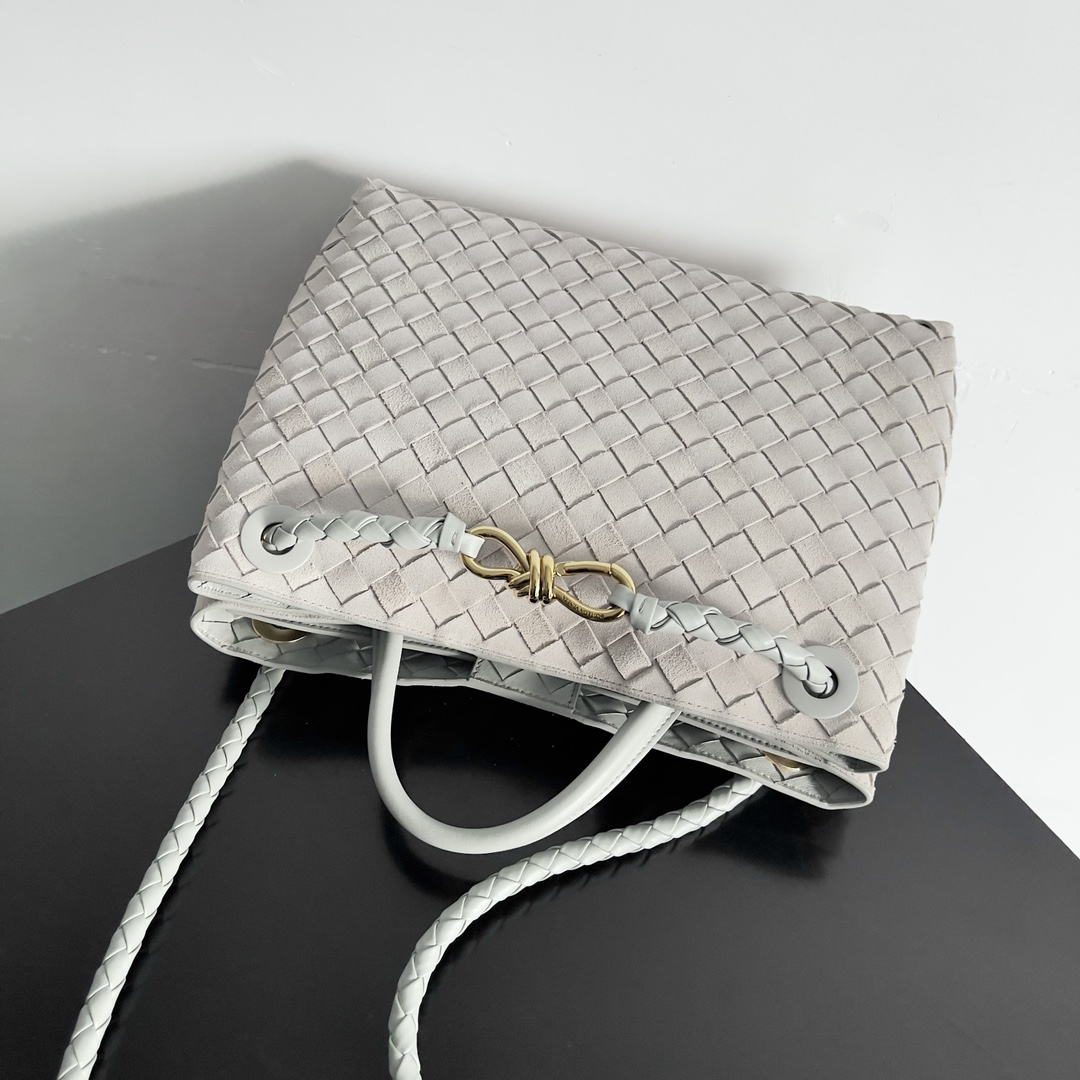 BV's 2023 Andiamo la really real fire Bottega Veneta launched this season Andiamo woven handbags are really hot all over the world! The stars at home and abroad have been on the body Oscar-winning actress Michelle Yeoh has taken it out on the street Song Jia, Cui Yala, Yu Feihong, Sanji Caihua, Rosie Hunting-Whiteley, Yoshioka Rifan and so on have all picked this bag classic versatile and very temperament and the bag capacity is also very large daily commuting is very convenient! A variety of back shoulder strap can be adjusted original lambskin feel soft and delicate unisex style to break the gender boundaries to bring more practical, more durable use of the experience!Both elegant and casual style Andiamo perfect interpretation of "fashion old money style"!Andiamo is a perfect interpretation of the "fashionable old money style".Model No.: 743568Size: 25*22*10.5cm