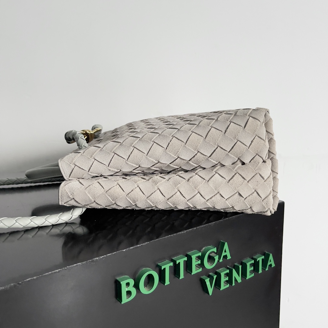 BV's 2023 Andiamo la really real fire Bottega Veneta launched this season Andiamo woven handbags are really hot all over the world! The stars at home and abroad have been on the body Oscar-winning actress Michelle Yeoh has taken it out on the street Song Jia, Cui Yala, Yu Feihong, Sanji Caihua, Rosie Hunting-Whiteley, Yoshioka Rifan and so on have all picked this bag classic versatile and very temperament and the bag capacity is also very large daily commuting is very convenient! A variety of back shoulder strap can be adjusted original lambskin feel soft and delicate unisex style to break the gender boundaries to bring more practical, more durable use of the experience!Both elegant and casual style Andiamo perfect interpretation of "fashion old money style"!Andiamo is a perfect interpretation of the "fashionable old money style".Model No.: 743568Size: 25*22*10.5cm