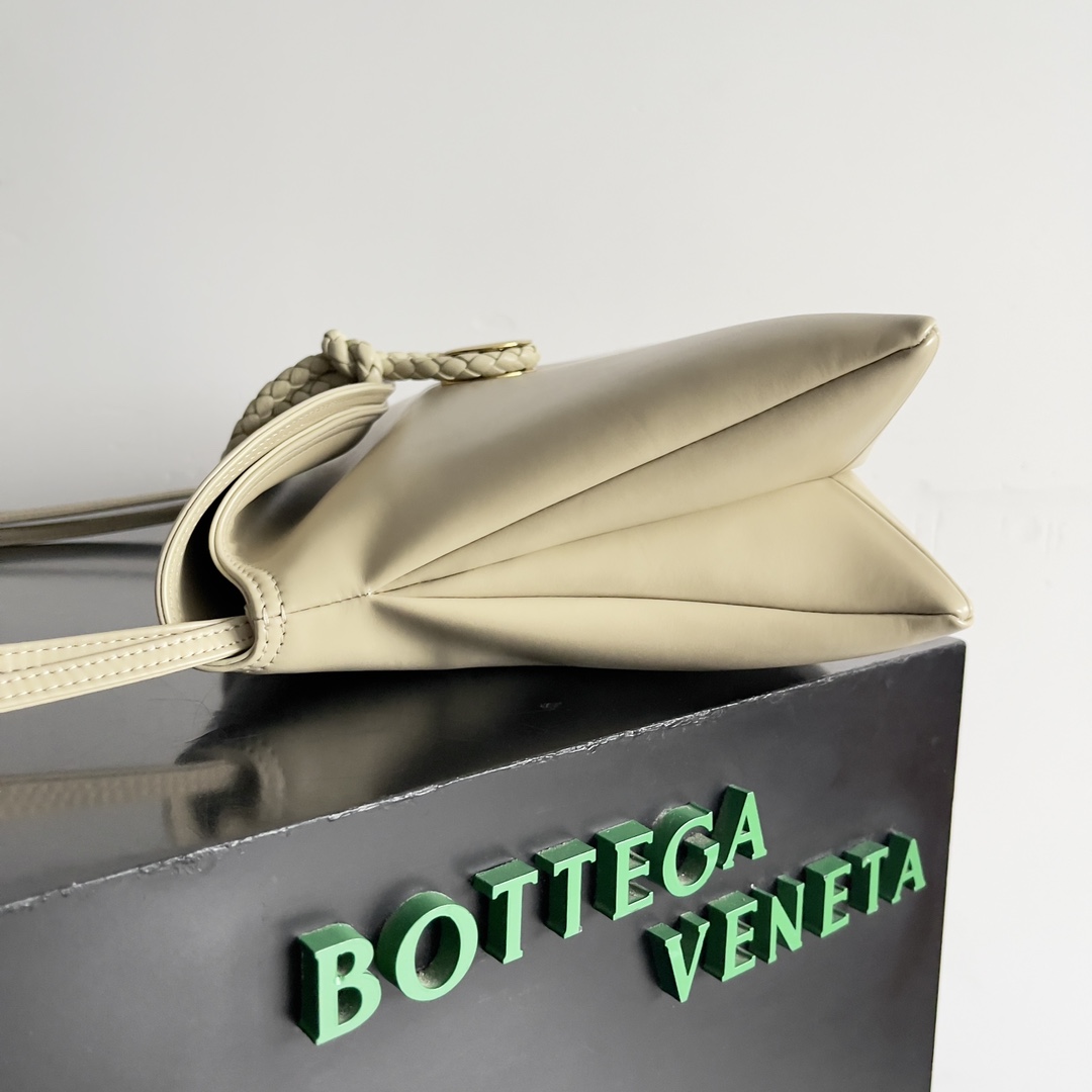 Inspiration from 1970 Bottega Veneta Women's logo shoulder bag smooth leather surface to bring a clean sense of handsomeness like the workplace women's sharp and tough front buckle high-quality hardware pendant bag body overall retro elegance excellent leather feel soft Baodiejia this series can be described as a full staff of beautiful weakened wear on the complexity do not scramble to grab the best quality interpretation of itself!Model No.: 806034 (Large)Size: 30*20*8cm