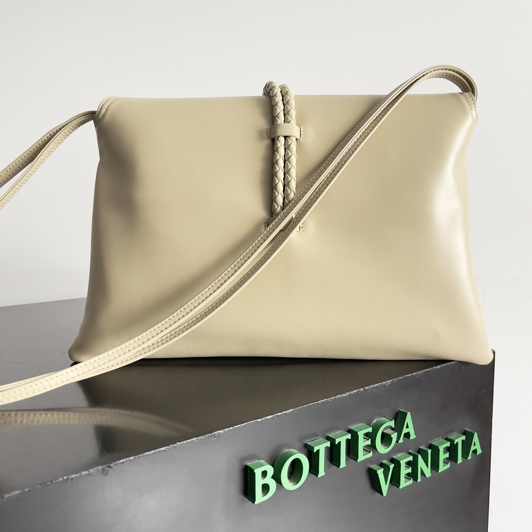 Inspiration from 1970 Bottega Veneta Women's logo shoulder bag smooth leather surface to bring a clean sense of handsomeness like the workplace women's sharp and tough front buckle high-quality hardware pendant bag body overall retro elegance excellent leather feel soft Baodiejia this series can be described as a full staff of beautiful weakened wear on the complexity do not scramble to grab the best quality interpretation of itself!Model No.: 806034 (Large)Size: 30*20*8cm