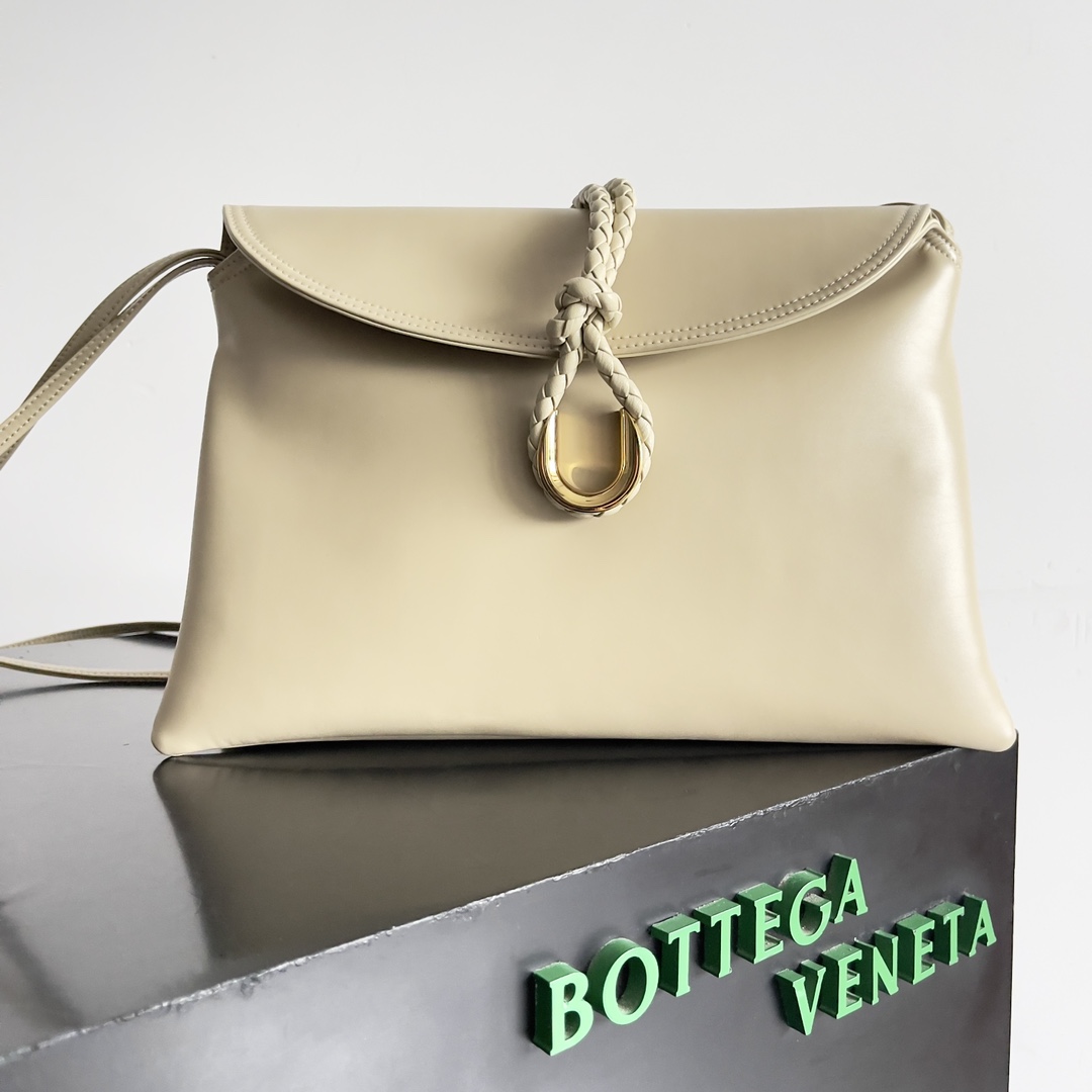 Inspiration from 1970 Bottega Veneta Women's logo shoulder bag smooth leather surface to bring a clean sense of handsomeness like the workplace women's sharp and tough front buckle high-quality hardware pendant bag body overall retro elegance excellent leather feel soft Baodiejia this series can be described as a full staff of beautiful weakened wear on the complexity do not scramble to grab the best quality interpretation of itself!Model No.: 806034 (Large)Size: 30*20*8cm