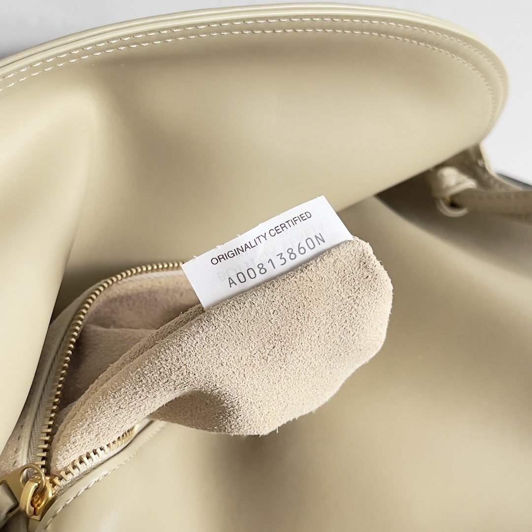 Inspiration de 1970 Bottega Veneta Women's Logo Shoulder Bag surface en cuir lisse pour apporter un sens propre de la beauté comme le lieu de travail des femmes pointu et dur boucle avant matériel de haute qualité pendentif sac corps élégance rétro globale excellente sensation de cuir doux Baodiejia cette série peut être décrite comme un ensemble beau affaibli usure sur la complexité ne rivalise pas pour saisir seulement la meilleure interprétation de la qualité de lui-même !Numéro de modèle : 806034 (Large)Taille : 30*20*8cm