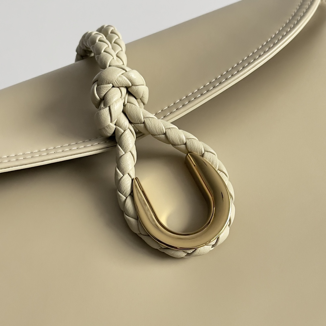 Inspiration de 1970 Bottega Veneta Women's Logo Shoulder Bag surface en cuir lisse pour apporter un sens propre de la beauté comme le lieu de travail des femmes pointu et dur boucle avant matériel de haute qualité pendentif sac corps élégance rétro globale excellente sensation de cuir doux Baodiejia cette série peut être décrite comme un ensemble beau affaibli usure sur la complexité ne rivalise pas pour saisir seulement la meilleure interprétation de la qualité de lui-même !Numéro de modèle : 806034 (Large)Taille : 30*20*8cm