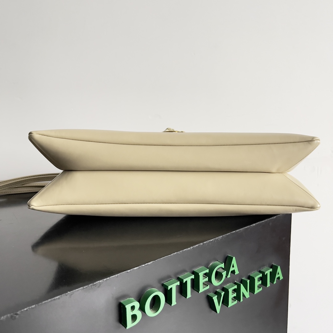 Inspiration de 1970 Bottega Veneta Women's Logo Shoulder Bag surface en cuir lisse pour apporter un sens propre de la beauté comme le lieu de travail des femmes pointu et dur boucle avant matériel de haute qualité pendentif sac corps élégance rétro globale excellente sensation de cuir doux Baodiejia cette série peut être décrite comme un ensemble beau affaibli usure sur la complexité ne rivalise pas pour saisir seulement la meilleure interprétation de la qualité de lui-même !Numéro de modèle : 806034 (Large)Taille : 30*20*8cm