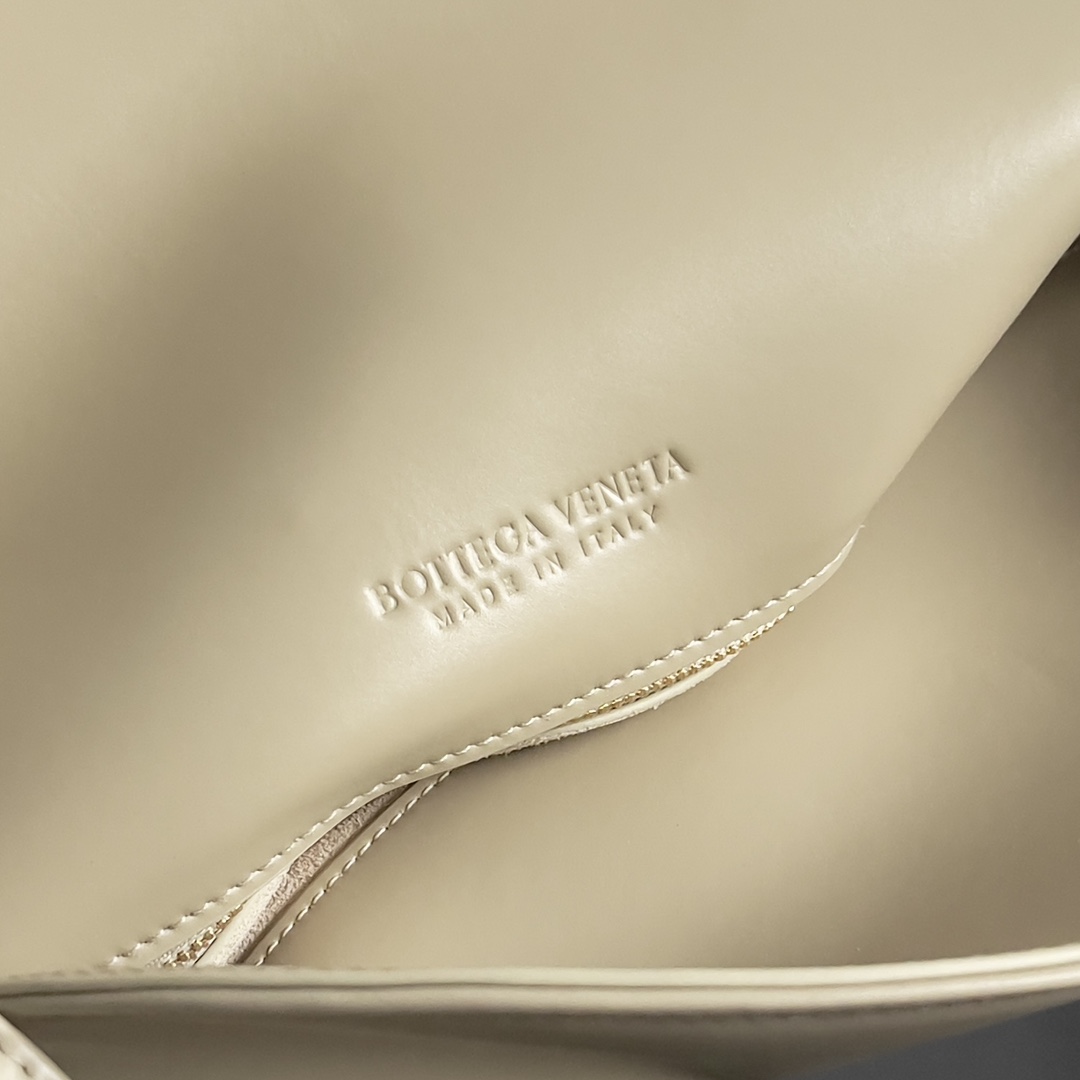 Inspiration de 1970 Bottega Veneta Women's Logo Shoulder Bag surface en cuir lisse pour apporter un sens propre de la beauté comme le lieu de travail des femmes pointu et dur boucle avant matériel de haute qualité pendentif sac corps élégance rétro globale excellente sensation de cuir doux Baodiejia cette série peut être décrite comme un ensemble beau affaibli usure sur la complexité ne rivalise pas pour saisir seulement la meilleure interprétation de la qualité de lui-même !Numéro de modèle : 806034 (Large)Taille : 30*20*8cm