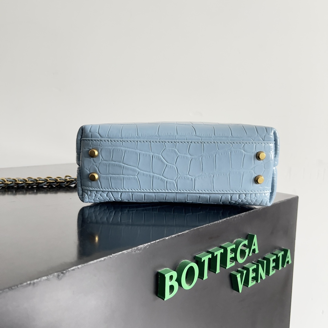 BOTTEGA VENETA new ladies crocodile ANDIAMO la! Eight buckle as bv family's classic models every innovation will bring fans a different surprise 3 kinds of back with different makeup crocodile leather is known as the gold of the leather to the top of the luxury rare and known in the process of using the crocodile leather luster will not fade with the time of the decommissioning, dull no matter how long time is used is still everlasting and because of each crocodile leather is different from the crocodile skin bag made out of the effect of the effect is different! differentModel No.: 777614Size: 22*9*15.5cm