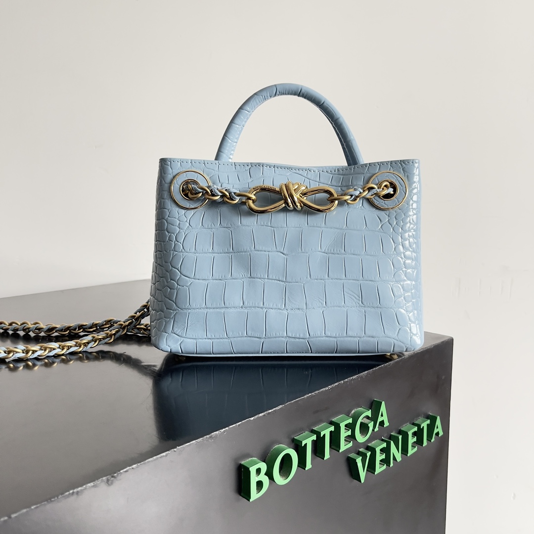 BOTTEGA VENETA new ladies crocodile ANDIAMO la! Eight buckle as bv family's classic models every innovation will bring fans a different surprise 3 kinds of back with different makeup crocodile leather is known as the gold of the leather to the top of the luxury rare and known in the process of using the crocodile leather luster will not fade with the time of the decommissioning, dull no matter how long time is used is still everlasting and because of each crocodile leather is different from the crocodile skin bag made out of the effect of the effect is different! differentModel No.: 777614Size: 22*9*15.5cm