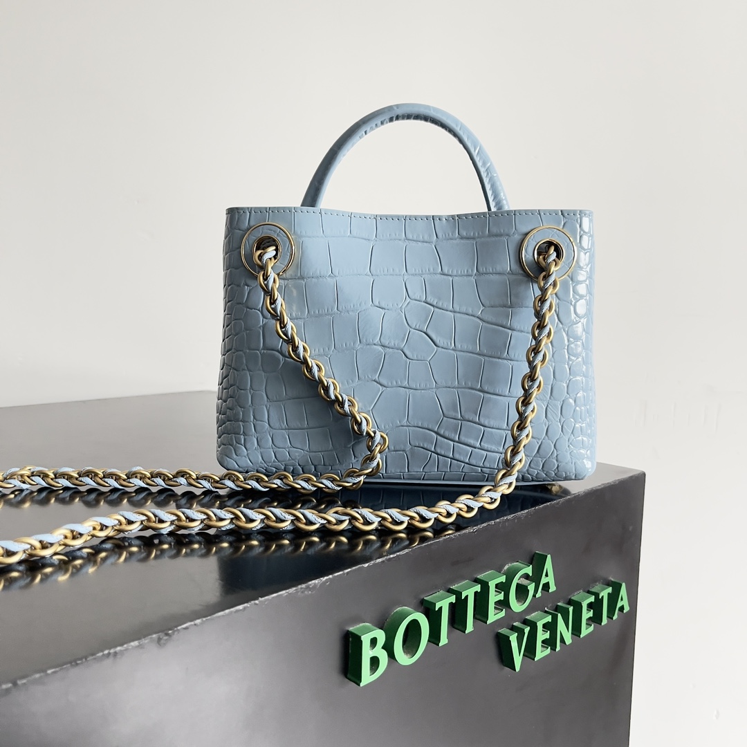 BOTTEGA VENETA new ladies crocodile ANDIAMO la! Eight buckle as bv family's classic models every innovation will bring fans a different surprise 3 kinds of back with different makeup crocodile leather is known as the gold of the leather to the top of the luxury rare and known in the process of using the crocodile leather luster will not fade with the time of the decommissioning, dull no matter how long time is used is still everlasting and because of each crocodile leather is different from the crocodile skin bag made out of the effect of the effect is different! differentModel No.: 777614Size: 22*9*15.5cm