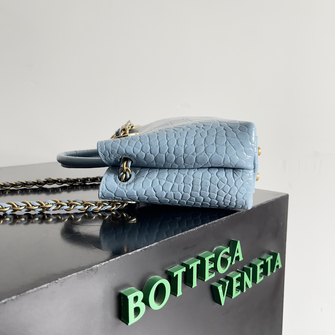 BOTTEGA VENETA new ladies crocodile ANDIAMO la! Eight buckle as bv family's classic models every innovation will bring fans a different surprise 3 kinds of back with different makeup crocodile leather is known as the gold of the leather to the top of the luxury rare and known in the process of using the crocodile leather luster will not fade with the time of the decommissioning, dull no matter how long time is used is still everlasting and because of each crocodile leather is different from the crocodile skin bag made out of the effect of the effect is different! differentModel No.: 777614Size: 22*9*15.5cm