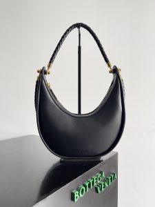 Sac demi-lune en cuir de vachette Bottega VenetaLe cuir est vraiment sans mots pour dire que le sens de la haute classe est complet !Les courroies longues et courtes sont également pour donner au sac le plein jeu de l'espace le design de la bandoulière est synonyme avec le sac vraiment tombé en amour à un coup d'œil est trop spécial ! Il y a une sorte de simple et atmosphérique rétro sens du sac arc de corps lisse automne et l'hiver avec un costume de manteau sont absolument magnifique pour les déplacements quotidiens également adapté pour voyager ~ !Numéro de modèle : 794902Taille : 28*27*6cm