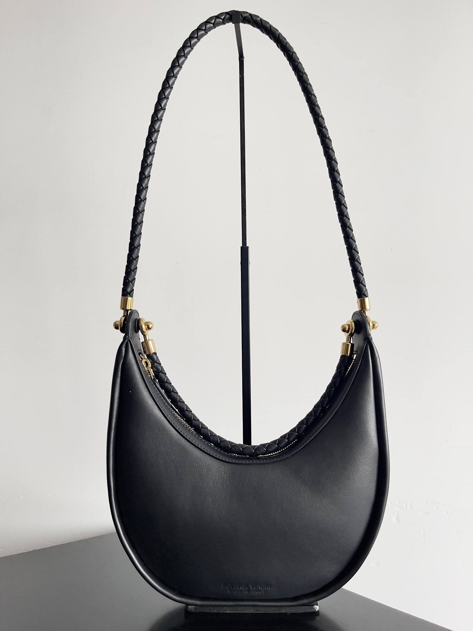 Sac demi-lune en cuir de vachette Bottega VenetaLe cuir est vraiment sans mots pour dire que le sens de la haute classe est complet !Les courroies longues et courtes sont également pour donner au sac le plein jeu de l'espace le design de la bandoulière est synonyme avec le sac vraiment tombé en amour à un coup d'œil est trop spécial ! Il y a une sorte de simple et atmosphérique rétro sens du sac arc de corps lisse automne et l'hiver avec un costume de manteau sont absolument magnifique pour les déplacements quotidiens également adapté pour voyager ~ !Numéro de modèle : 794902Taille : 28*27*6cm